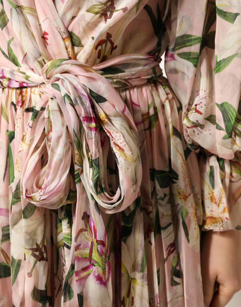 Robe maxi plissée Dolce & Gabbana avec imprimé de lys rose et coupe en ligne A, élégante et fluide.