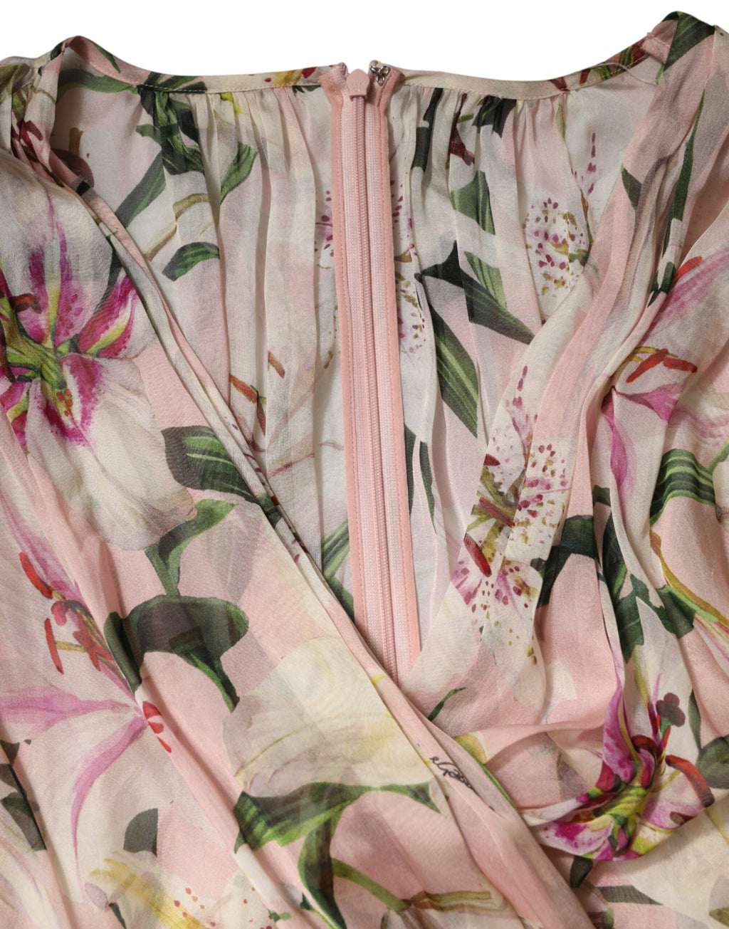 Robe longue plissée à fleurs de lys roses de Dolce & Gabbana, style ample et élégant, avec design à ligne A.