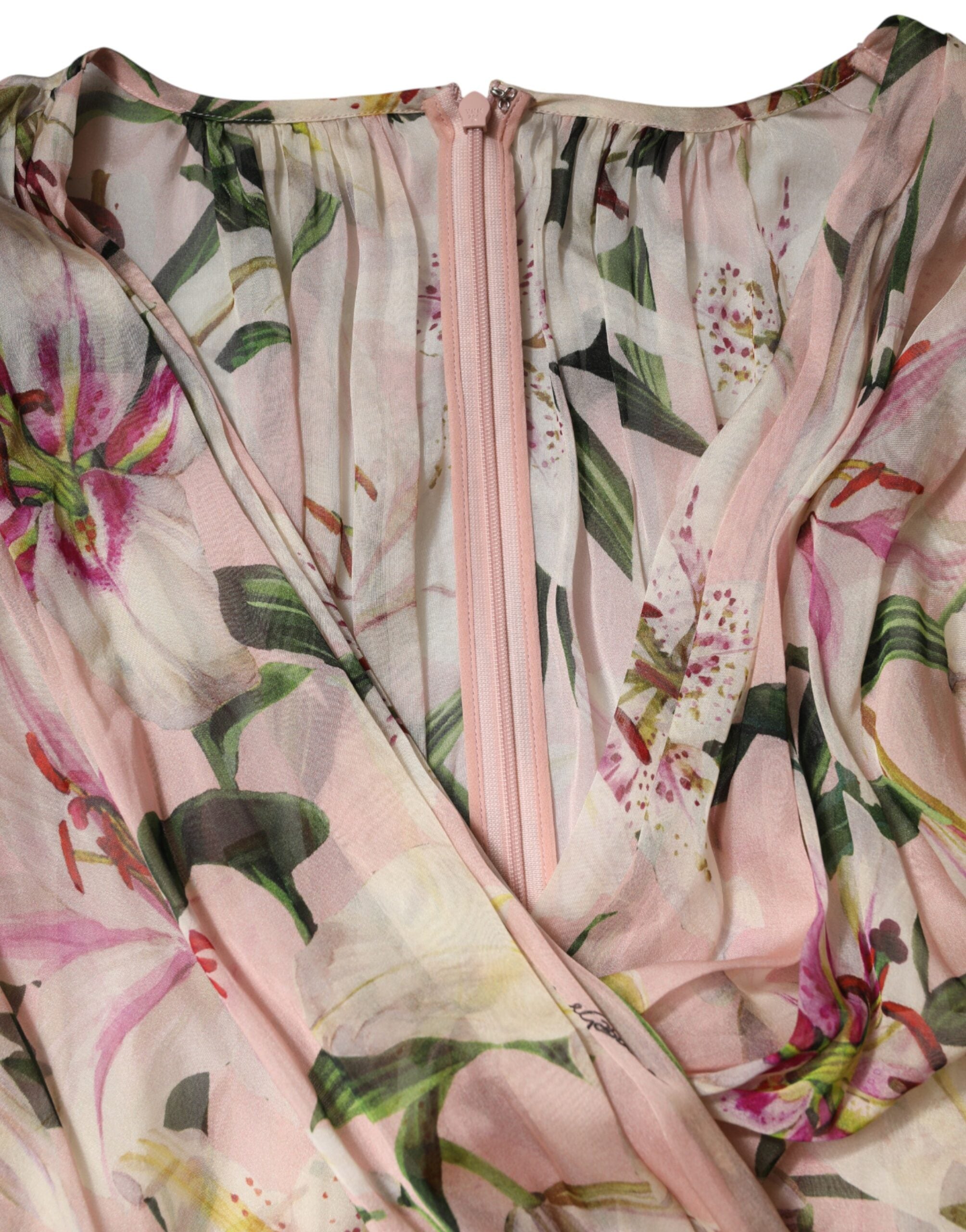 Robe longue plissée à fleurs de lys roses de Dolce & Gabbana, style ample et élégant, avec design à ligne A.