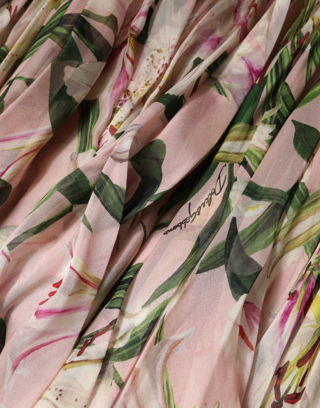 Robe longue plissée rose à fleurs de lys Dolce & Gabbana, style épuré et élégant, pour femmes.