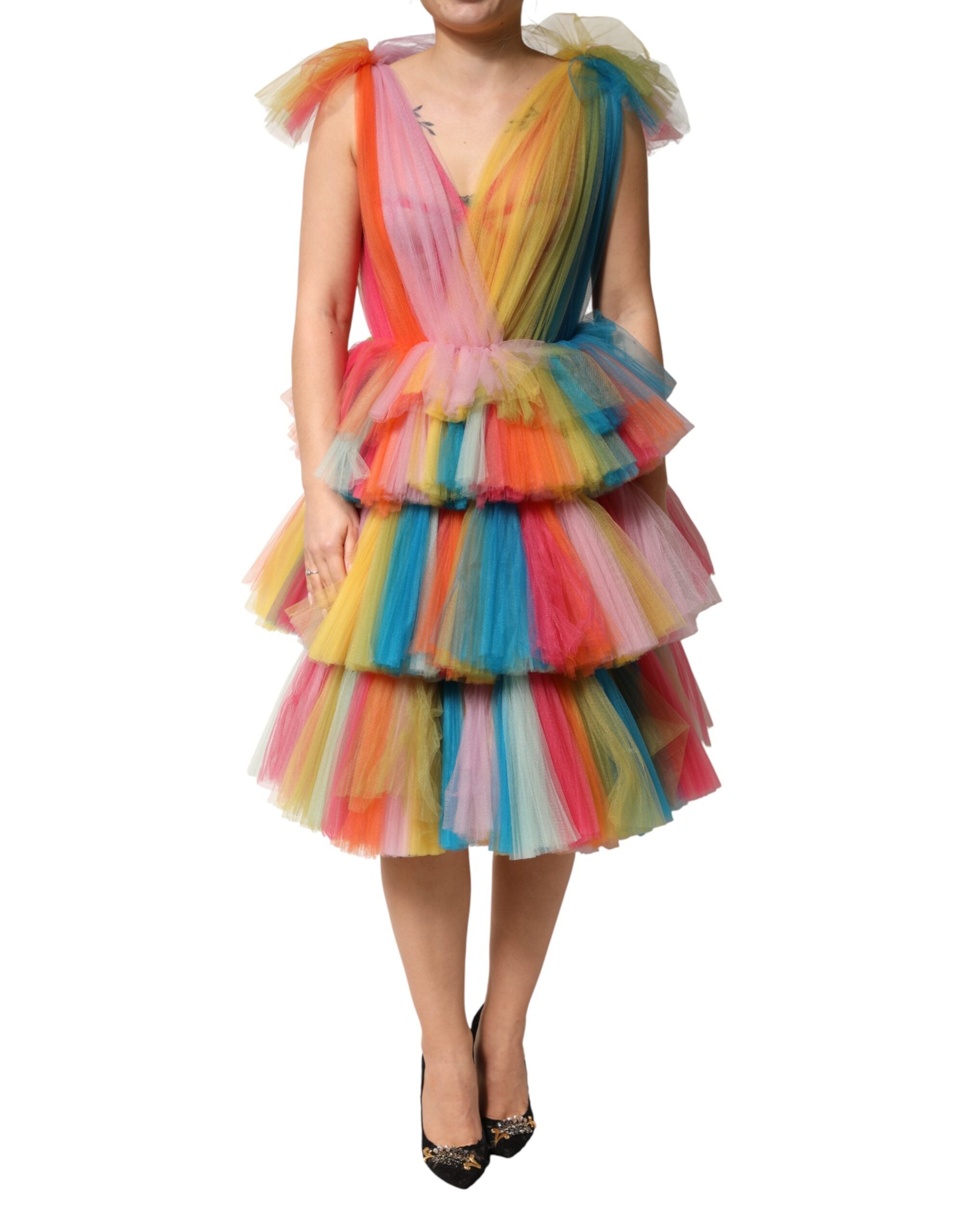Robe midi en nylon multicolore et tulle à couches, Dolce & Gabbana, élégante et fluide, portée avec détails visibles.