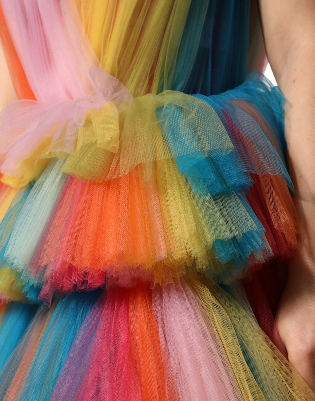 Robe longue en nylon multicolore et tulle à volants de Dolce & Gabbana, style élégant et sophistiqué.