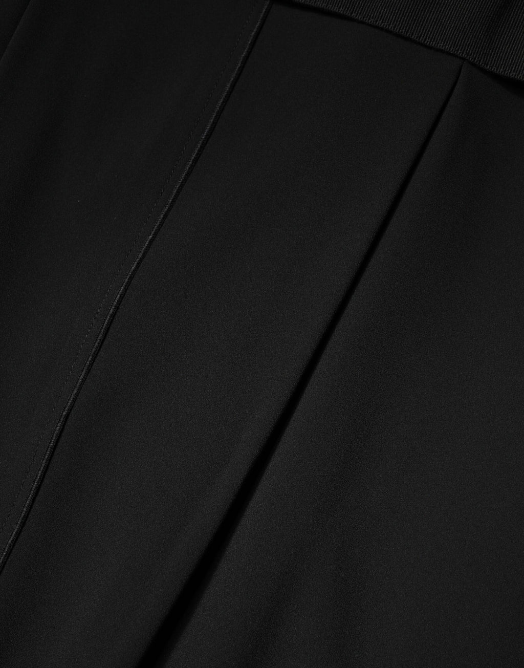 Robe noire sans manches de coupe droite et longueur genou de Dolce & Gabbana, élégante et sophistiquée.