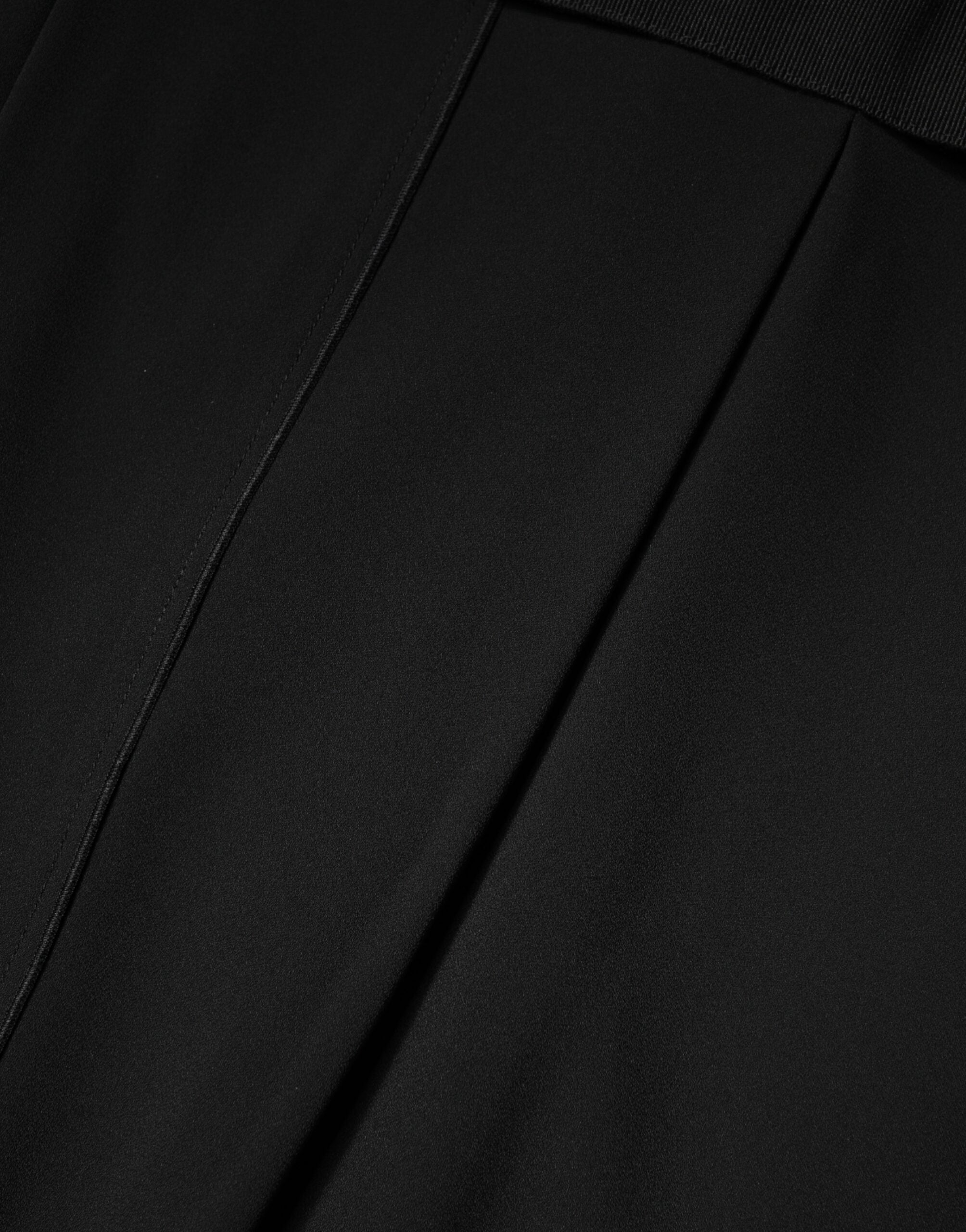 Robe noire sans manches de coupe droite et longueur genou de Dolce & Gabbana, élégante et sophistiquée.