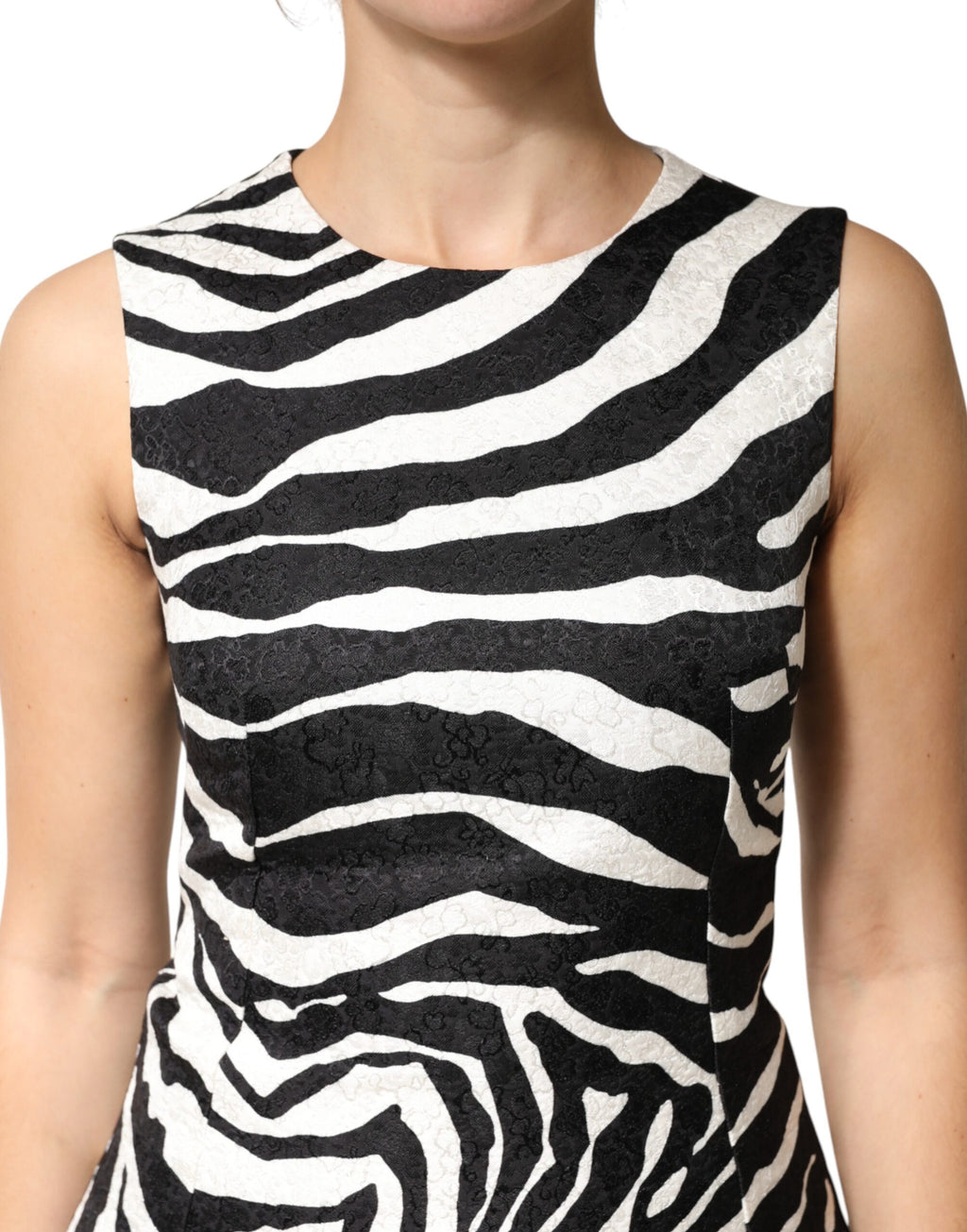 Robe sans manches Dolce & Gabbana à motif zèbre noir et blanc, coupe en A élégante et moderne.