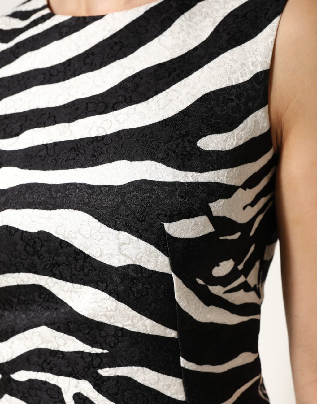 Robe sans manches Dolce & Gabbana à imprimé zèbre noir et blanc, coupe A-line élégante.