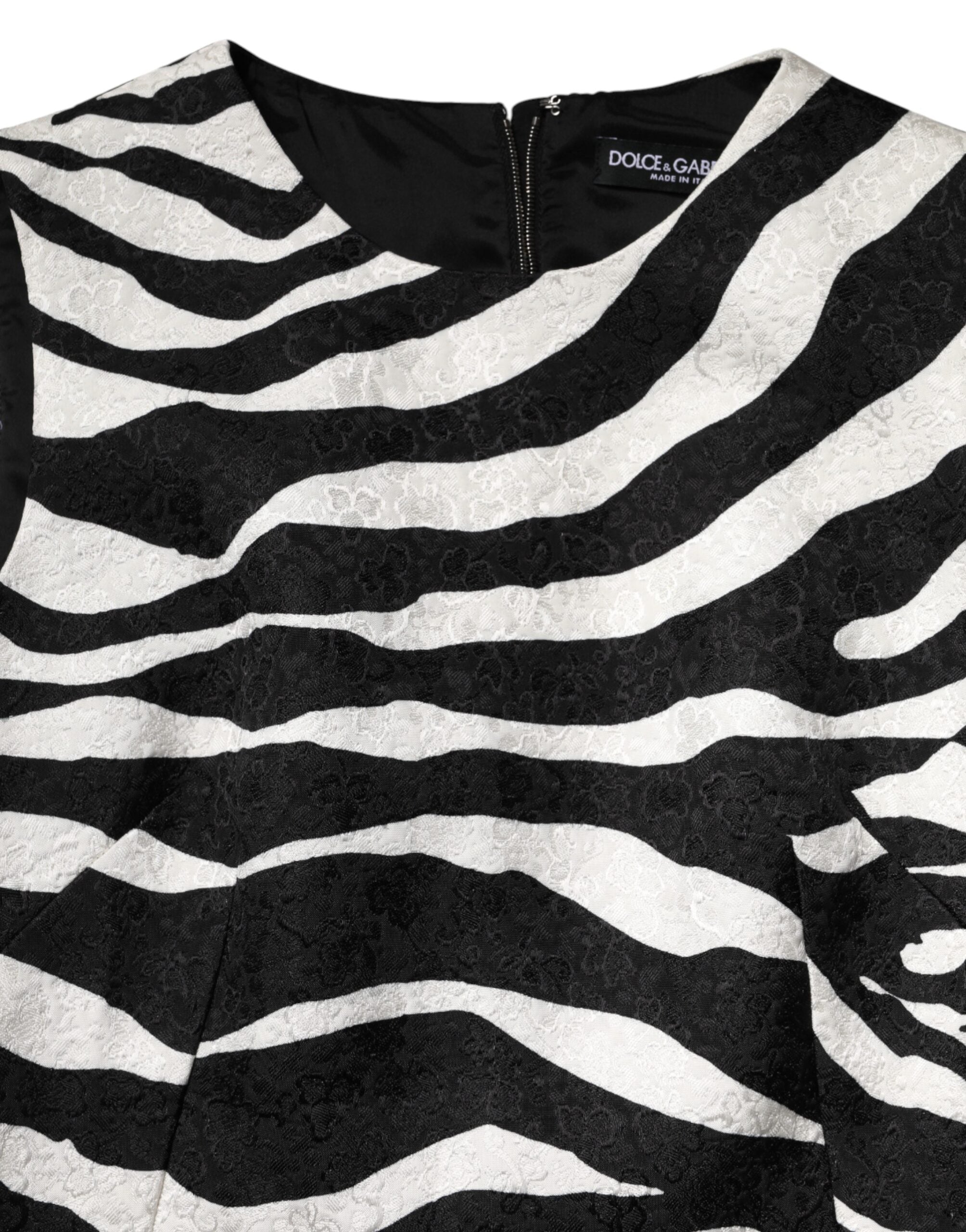 Robe sans manches Dolce & Gabbana à rayures zèbre noir et blanc, coupe évasée de style élégant et tendance.