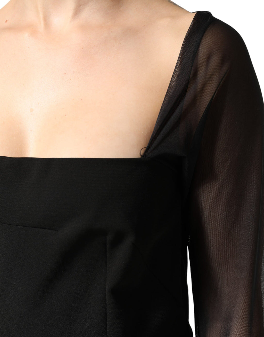 Robe midi noire transparente avec yoke en dentelle à rosettes, élégante robe Dolce & Gabbana en tissu léger.