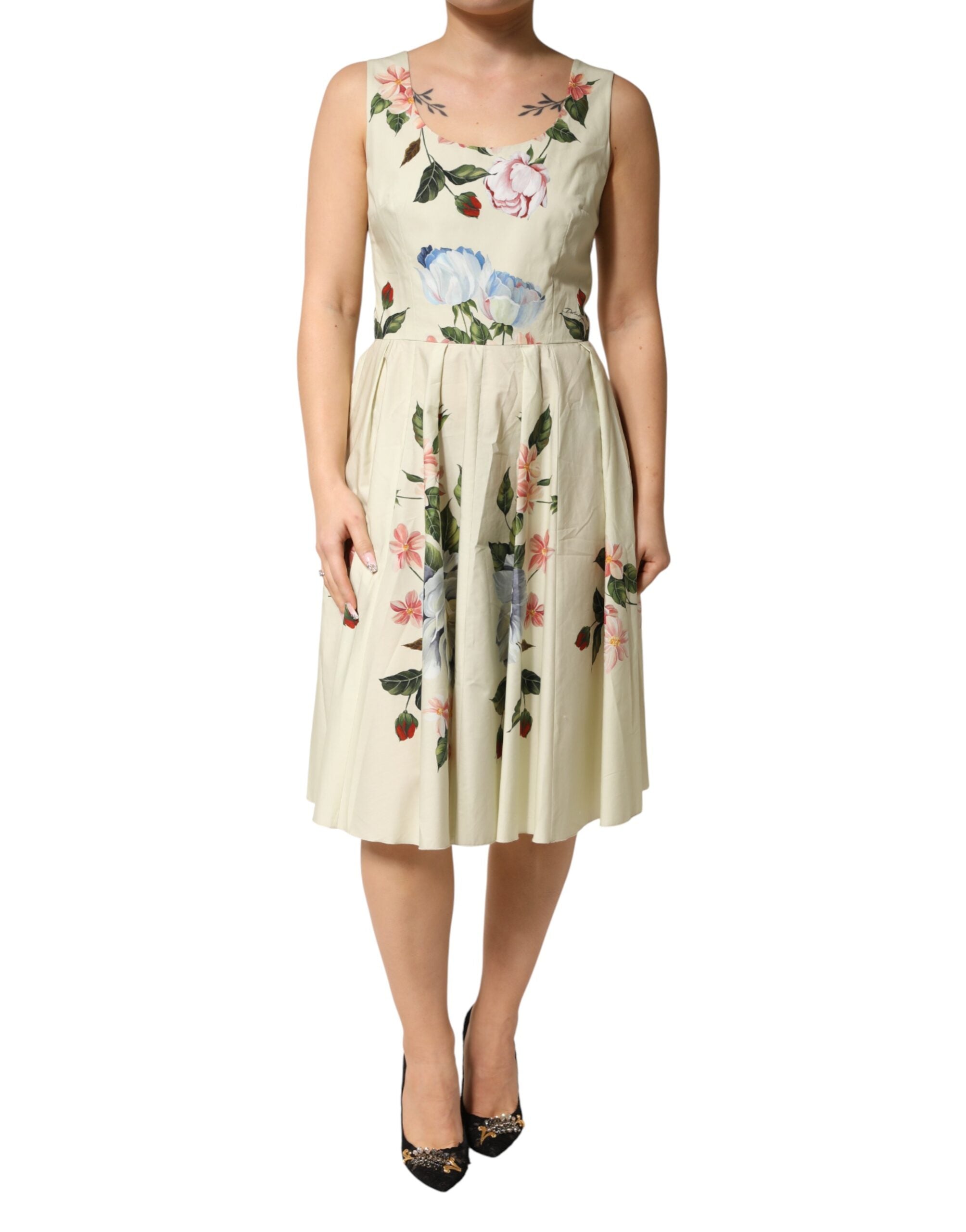 Robe sans manches beige à fleurs Dolce & Gabbana, coupe en ligne A, tissu léger et élégant, détails floraux visibles.