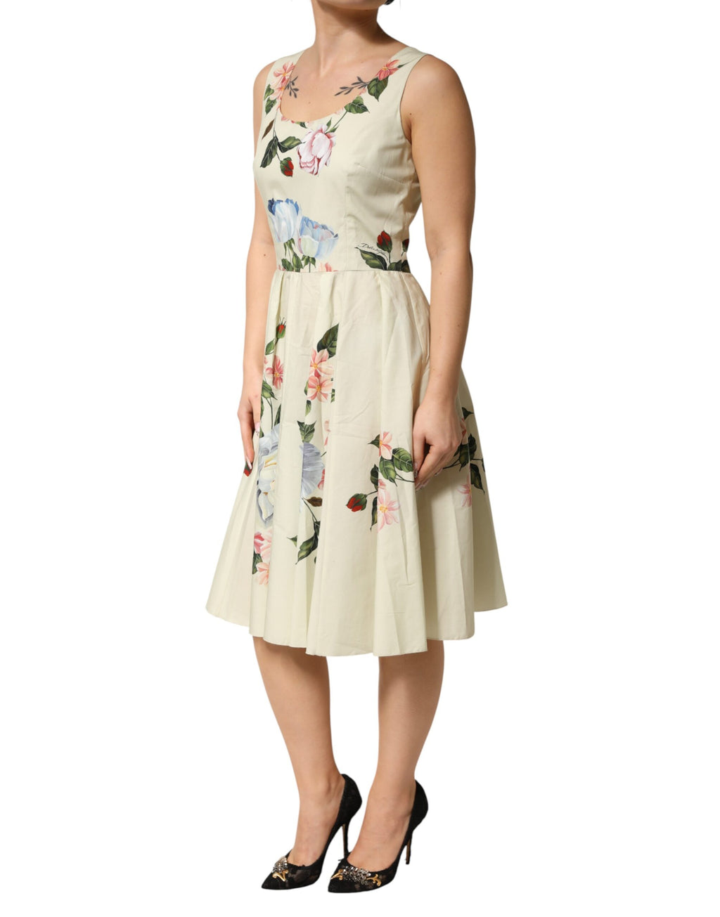 Robe sans manches beige à fleurs Dolce & Gabbana, coupe évasée en forme de A, tissu élégant et fluide.