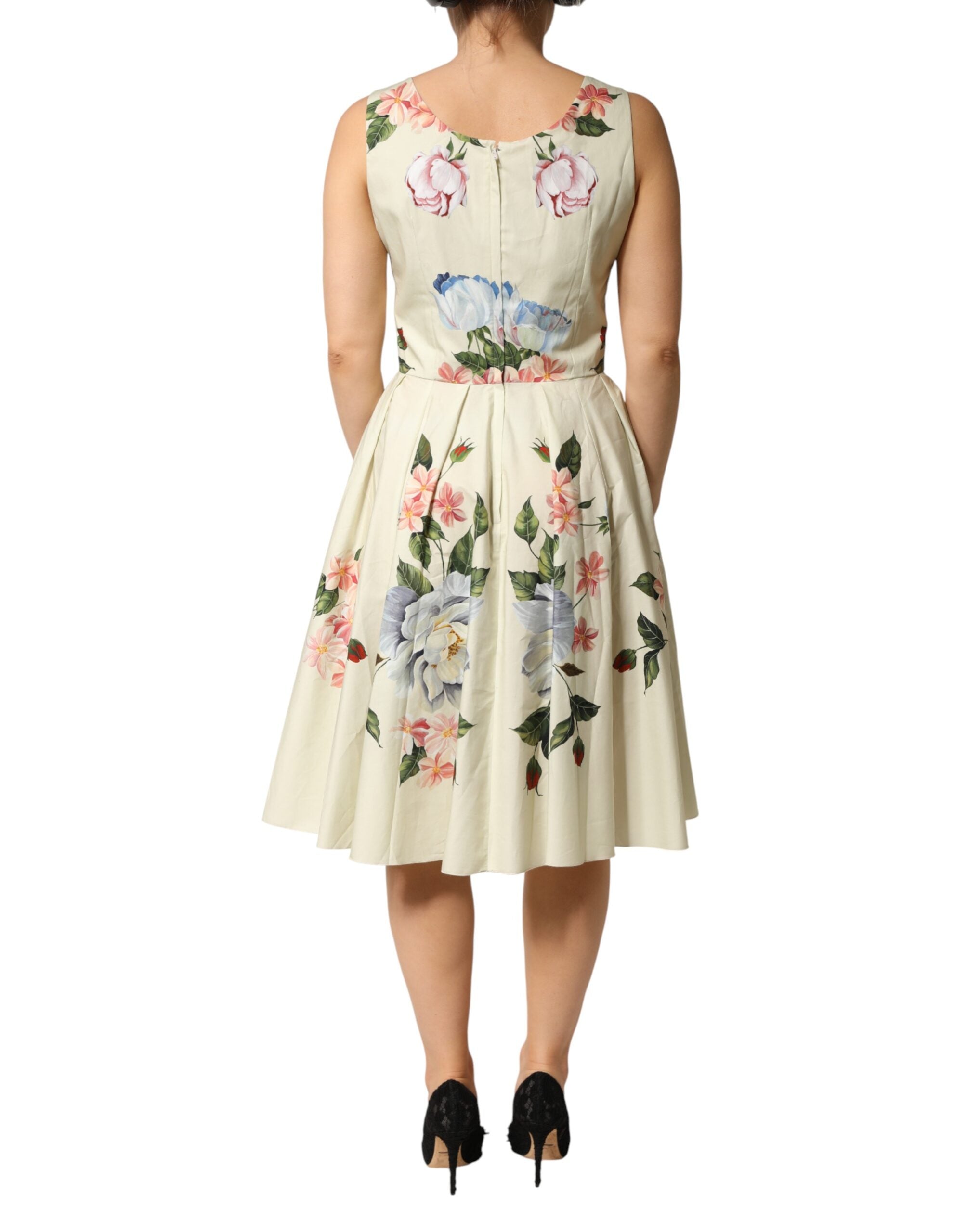 Robe sans manches à fleurs beige de Dolce & Gabbana, coupe évasée et élégante, en tissu léger et fluide.