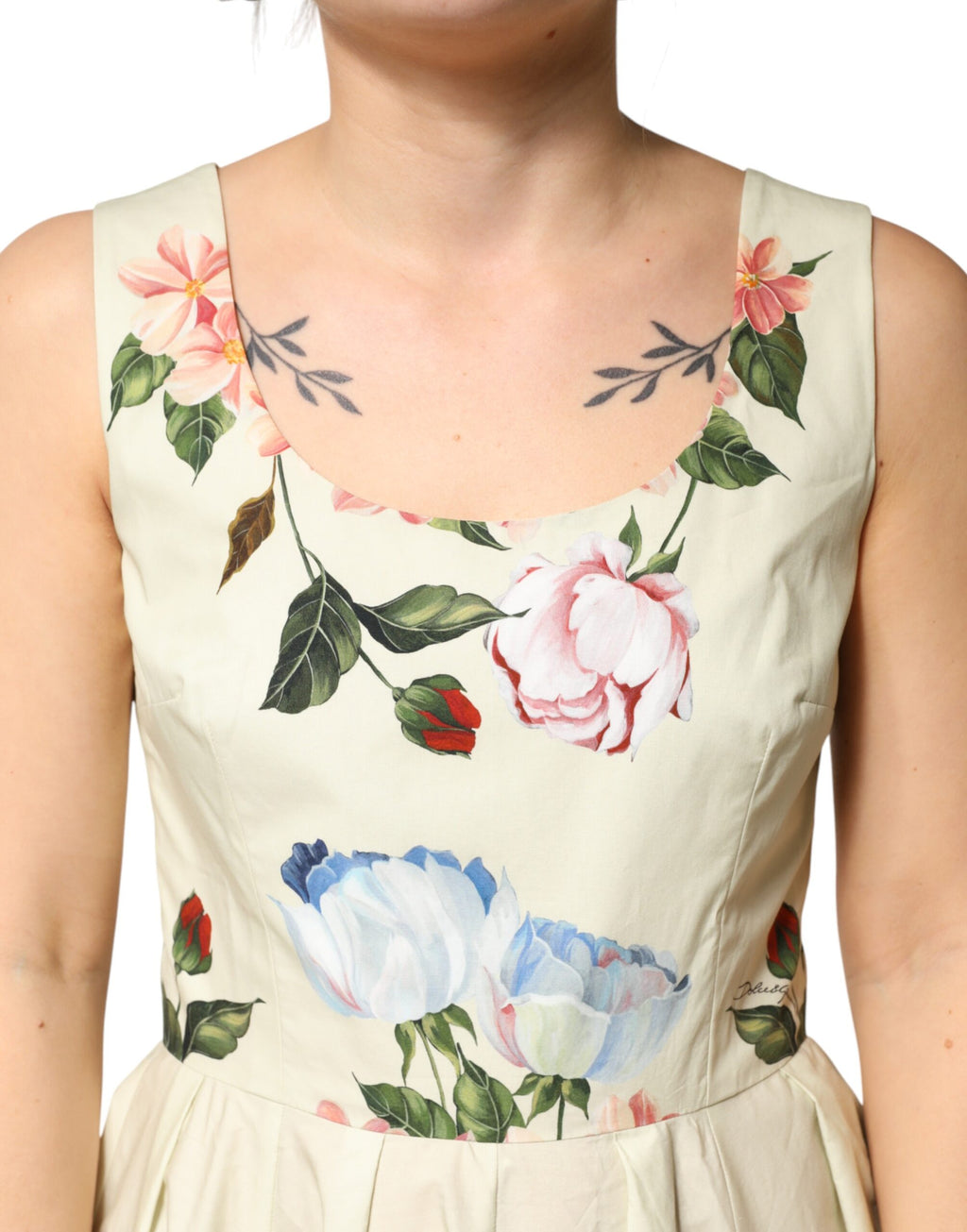 Robe sans manches beige à fleurs Dolce & Gabbana, coupe A-line élégante, tissu léger et floral, vue de devant.