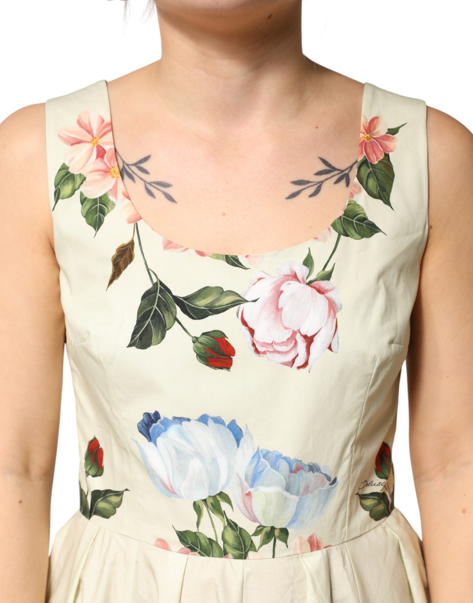 Robe sans manches beige à fleurs Dolce & Gabbana, coupe A-line élégante, tissu léger et floral, vue de devant.