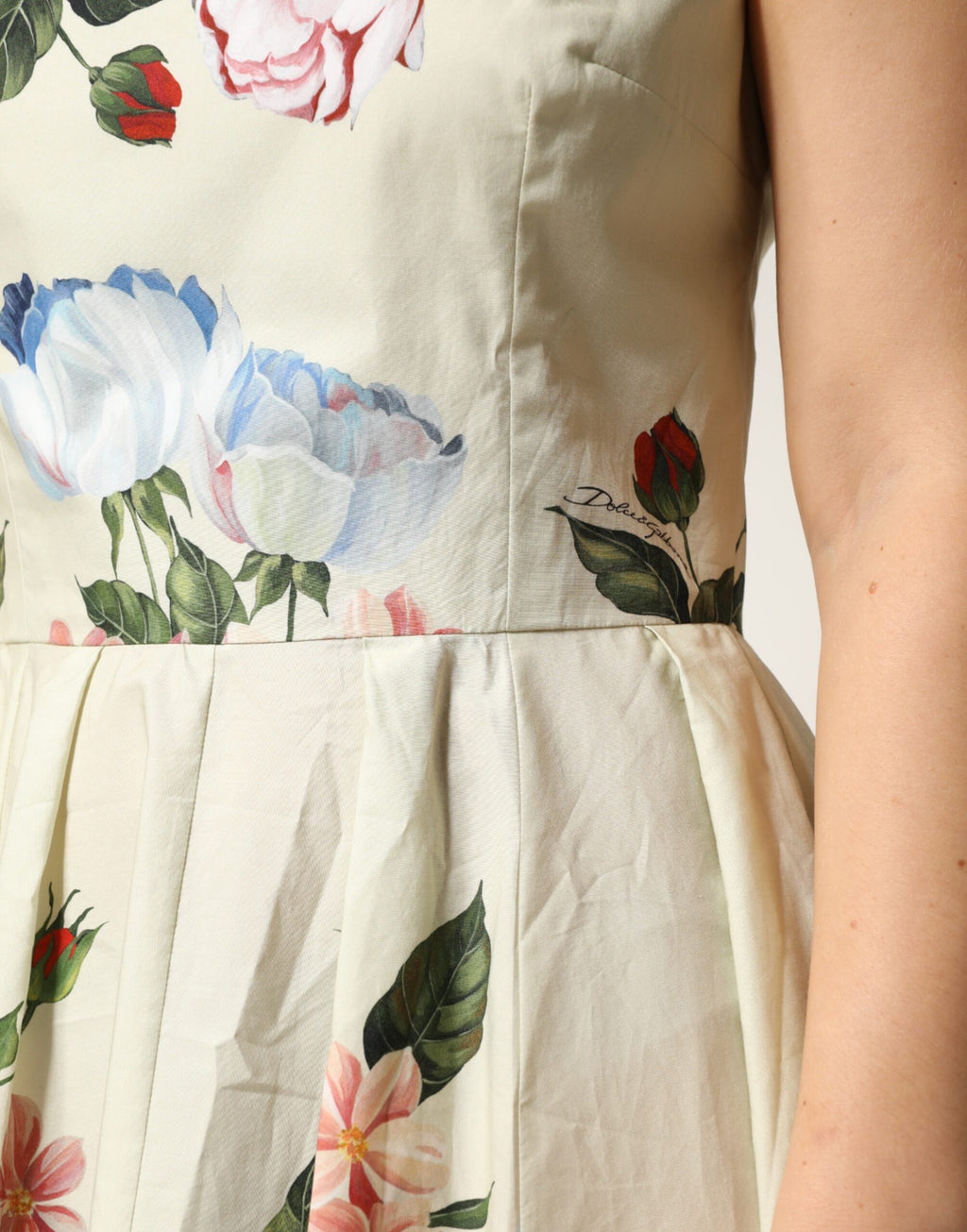 Robe sans manches florale beige de Dolce & Gabbana, coupe en ligne A élégante et sophistiquée, parfait pour une occasion chic.