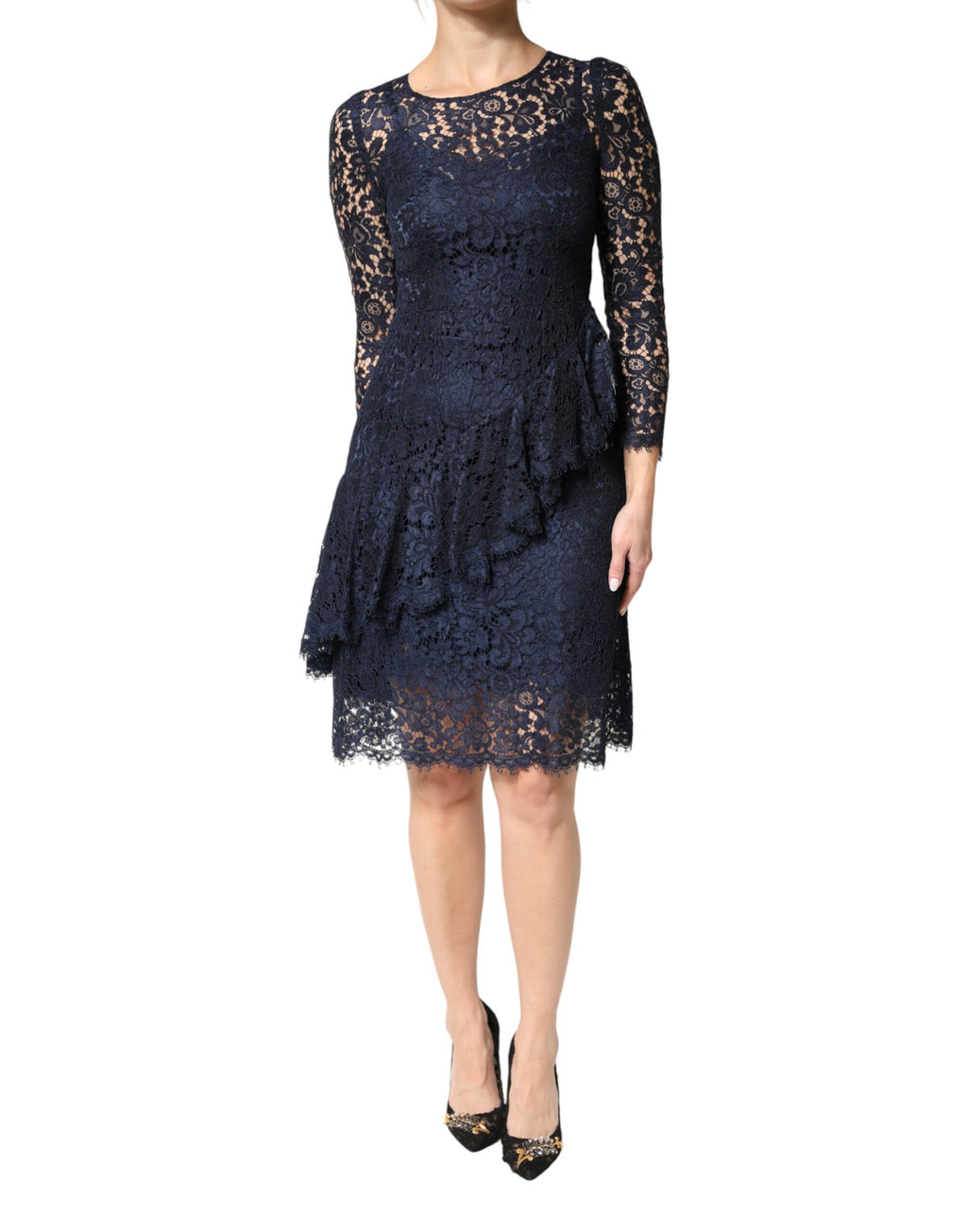 Robe courte en dentelle bleue Dolce & Gabbana avec volants et coupe en A, portée par une mannequin sur fond neutre.