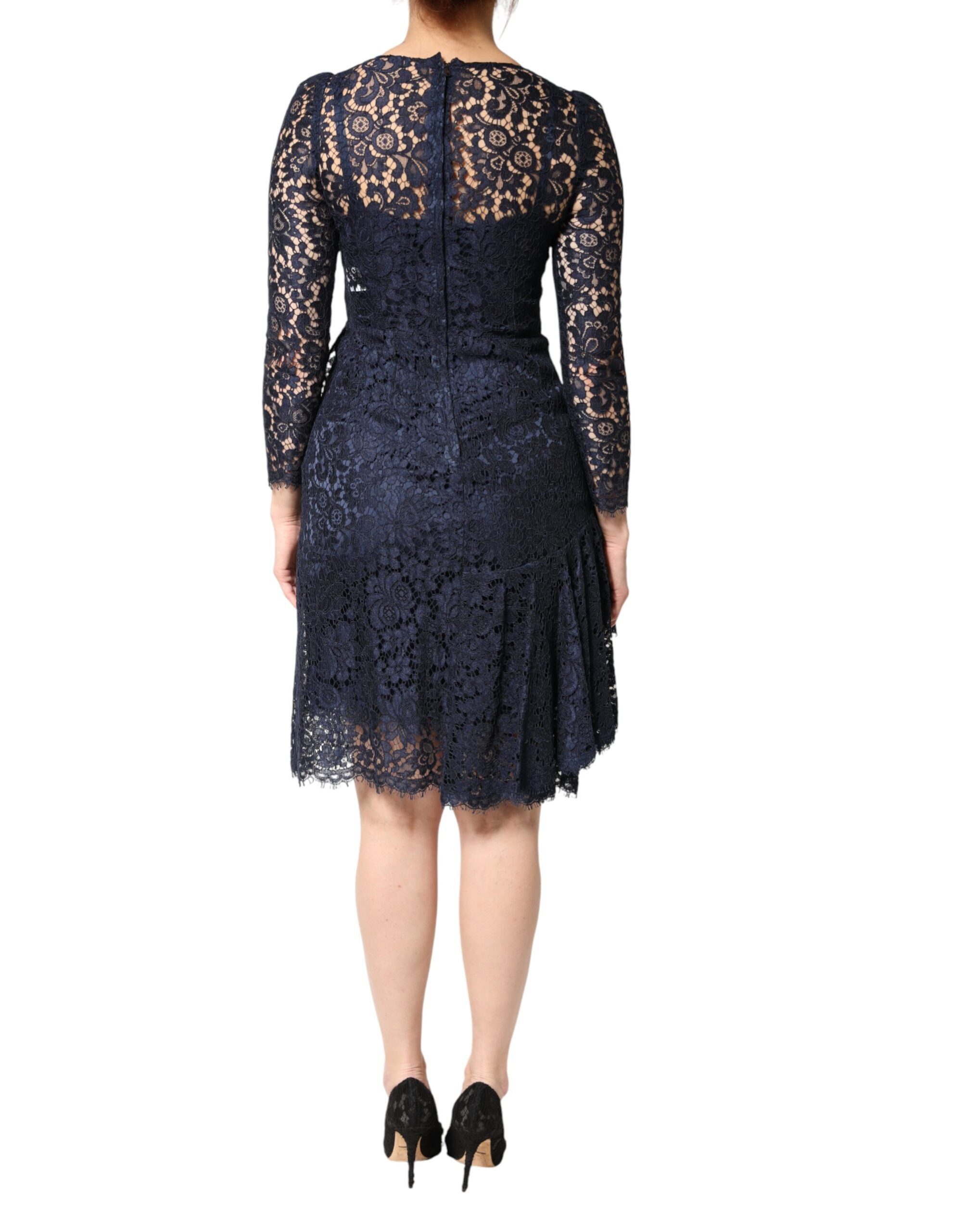 Robe Dolce & Gabbana en dentelle bleue avec volants, coupe évasée, longueur au genou, élégante et sophistiquée.