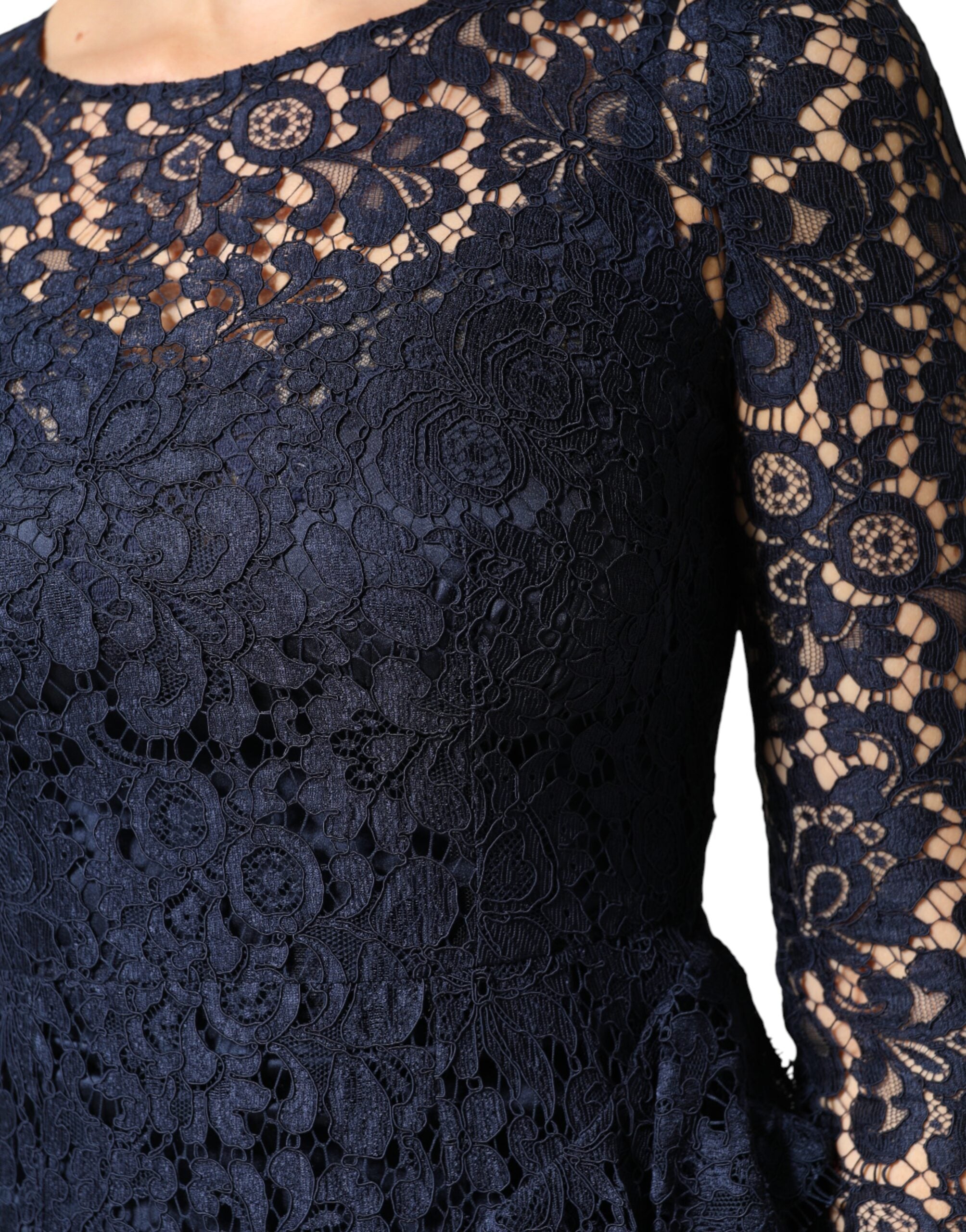 Robe Dolce & Gabbana en dentelle bleue à volants, coupe évasée, longueur genou, élégante et sophistiquée.