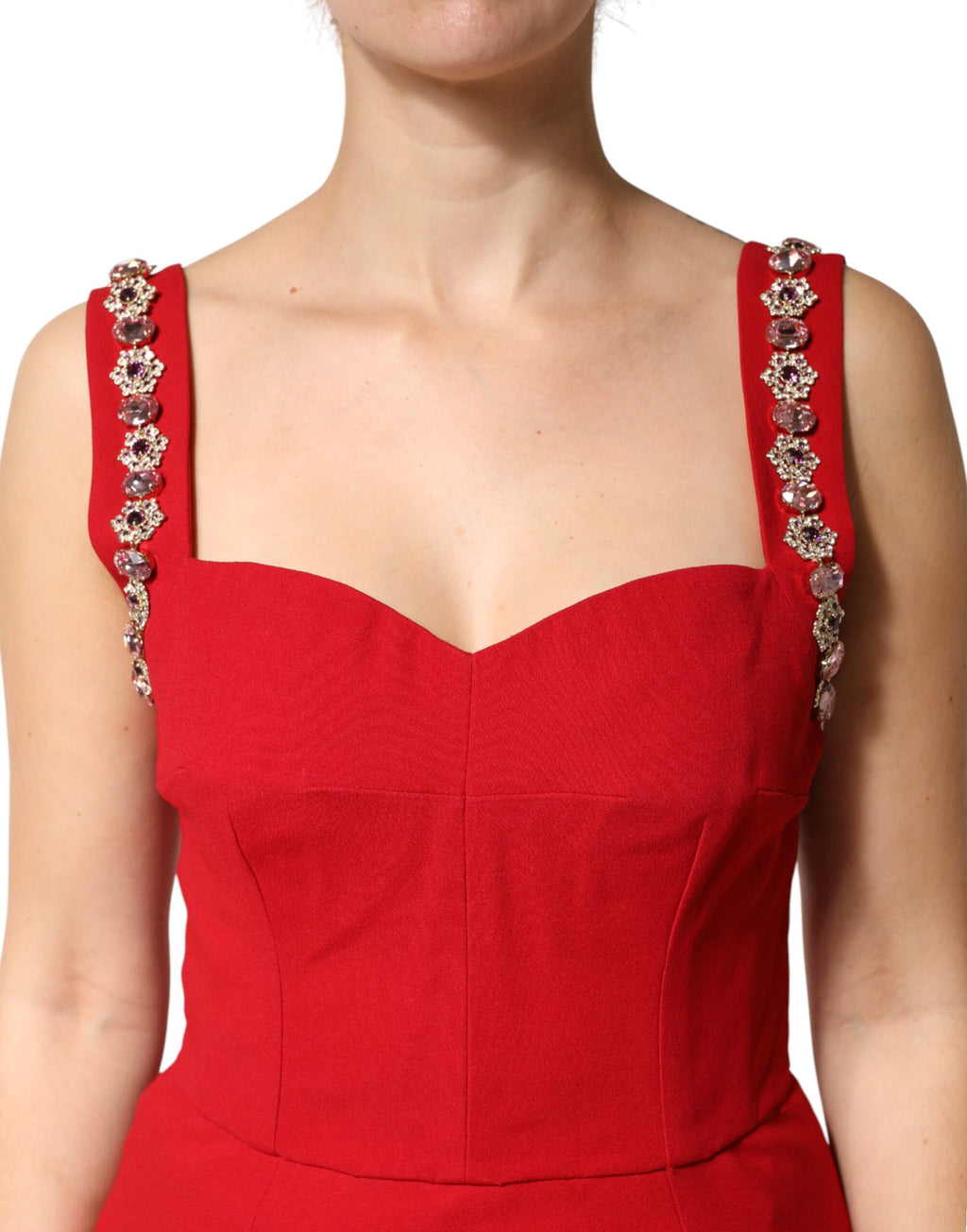 Robe longue moulante Dolce & Gabbana rouge ornée de détails embellis, élégante et sophistiquée pour une occasion spéciale.