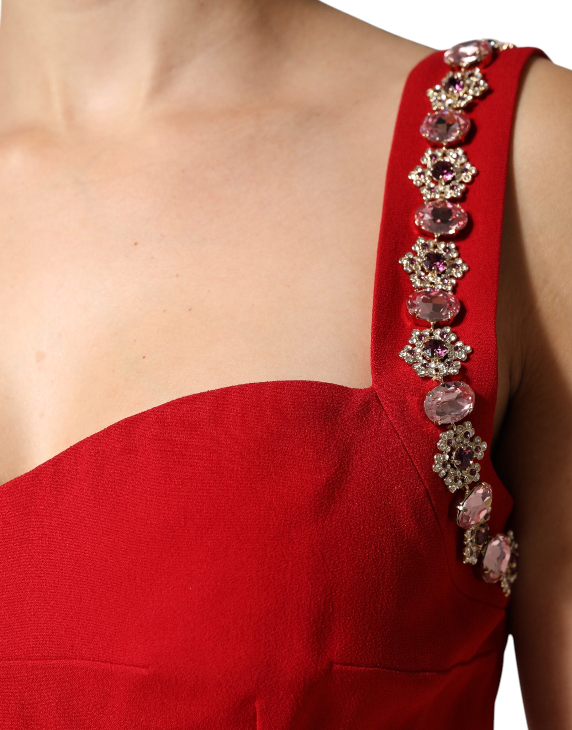 Robe longue de soirée rouge Dolce & Gabbana, bodycon ornée de embellissements, tissu élégant et ajusté.