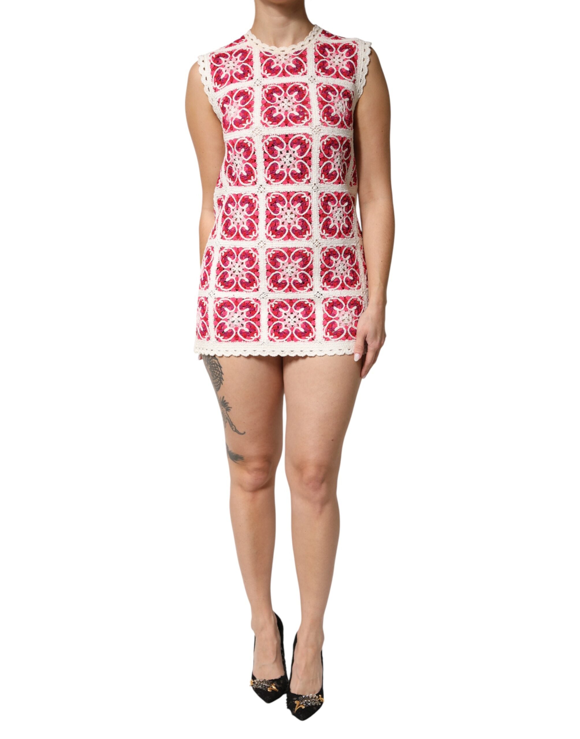 Robe courte Dolce & Gabbana en crochet multicolore avec motif en briques, style mini, détails de couture et design coloré.