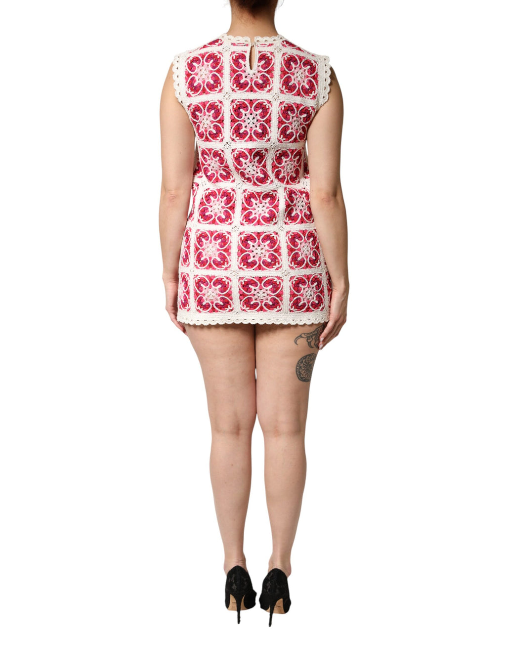 Robe courte en crochet multicolore avec couture en briques, Dolce & Gabbana, portée sur un mannequin.
