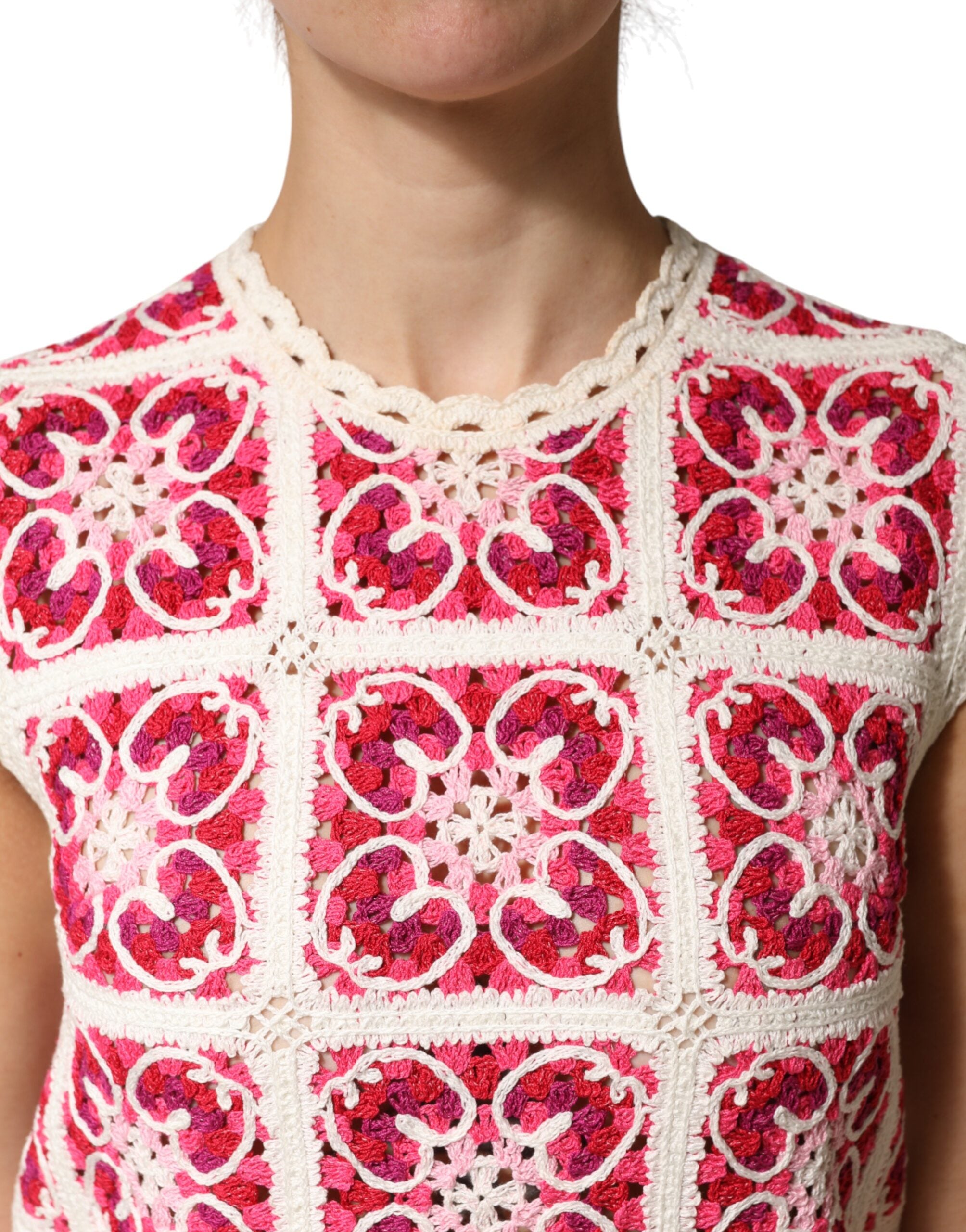 Robe courte en crochet multicolore avec couture en briques, signée Dolce & Gabbana, portée avec détails colorés et style chic.