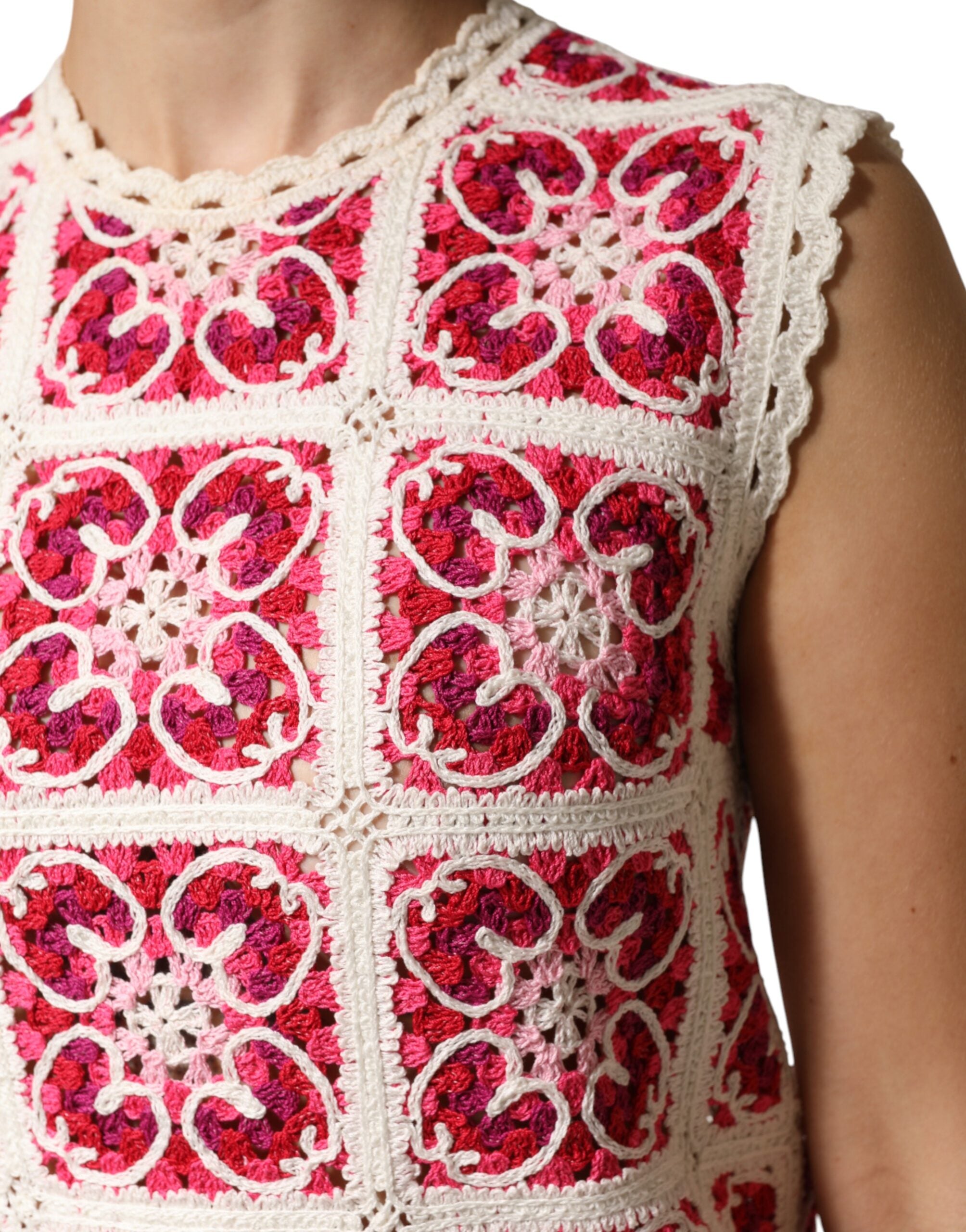 Robe courte Dolce & Gabbana en crochet multicolore avec détails de briques et couture, style élégant et coloré.