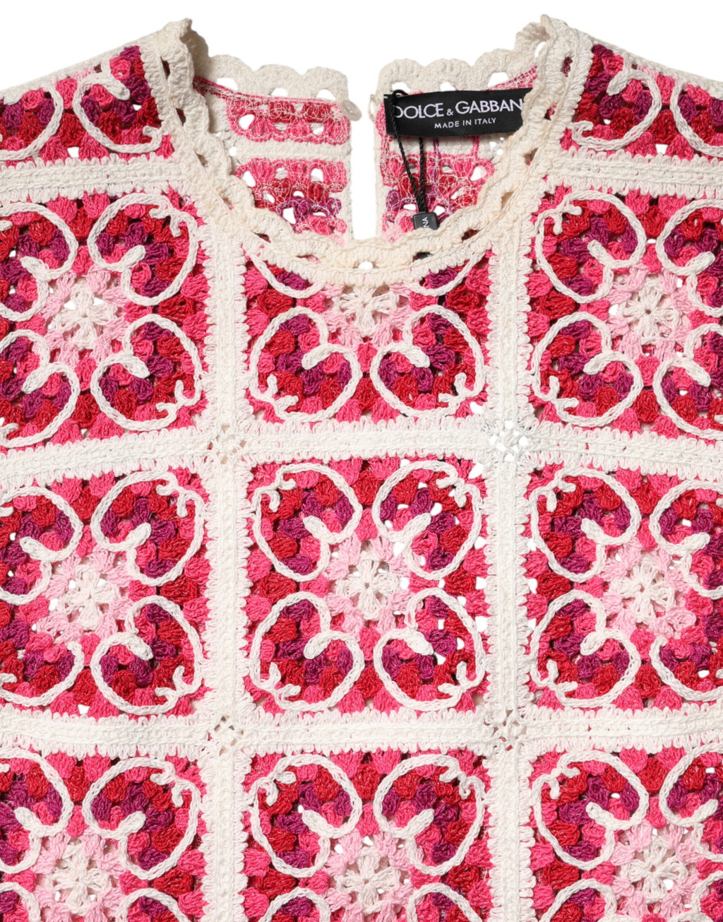 Robe courte en crochet multicolore avec motifs en briques, signé Dolce & Gabbana, portée légère et élégante.