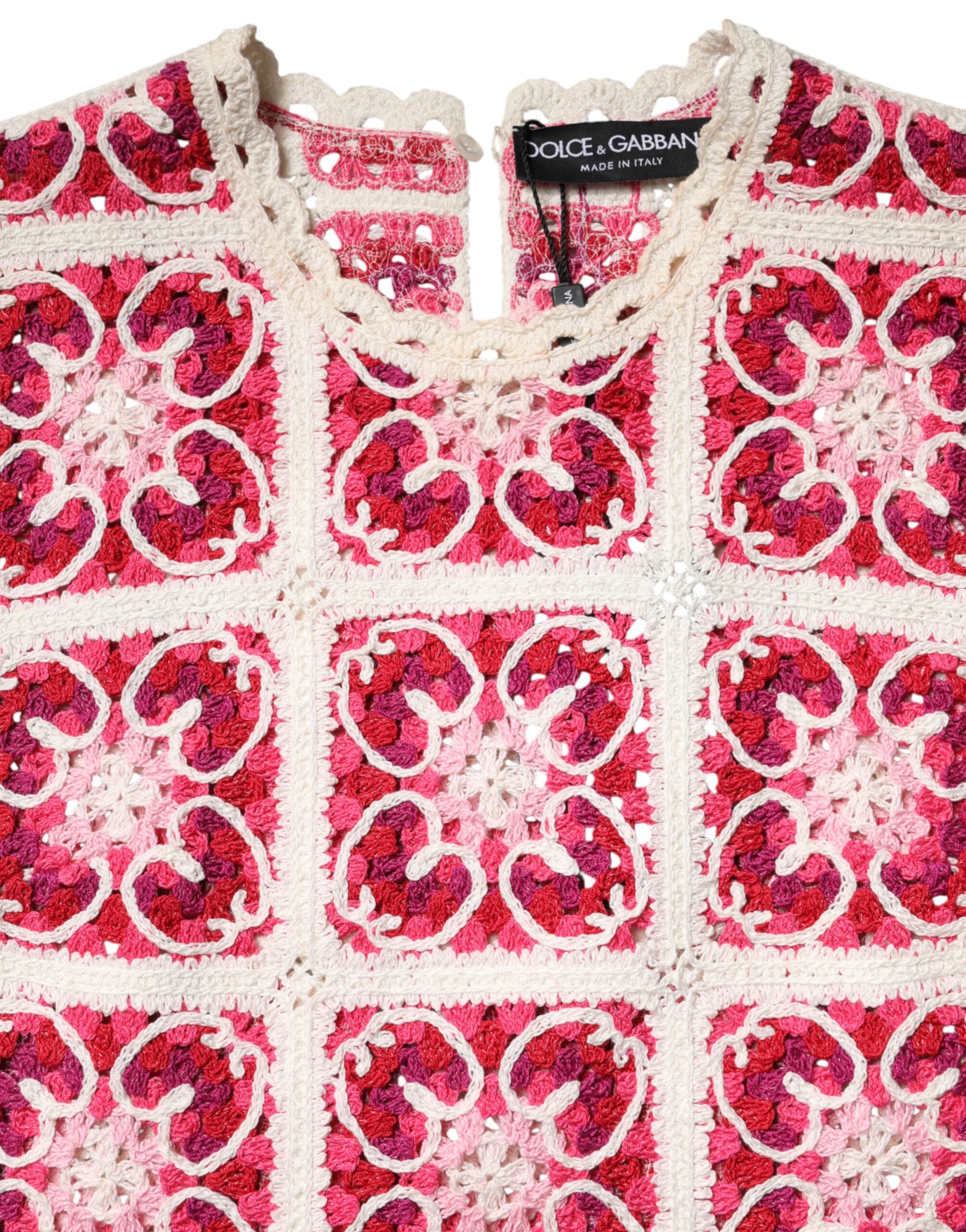 Robe courte en crochet multicolore avec motifs en briques, signé Dolce & Gabbana, portée légère et élégante.