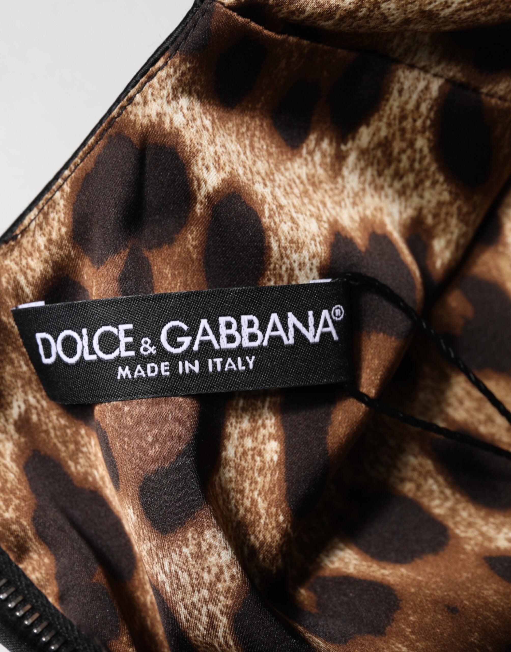 Robe midi en satin noir Dolce & Gabbana à manches courtes, coupe ajustée et élégante.