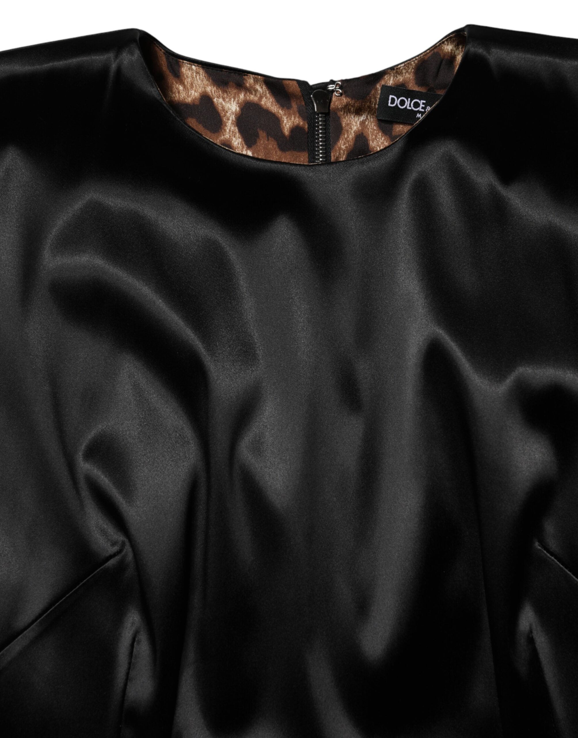 Robe midi en satin noir Dolce & Gabbana avec manches courtes, coupe ajustée et élégante silhouette.