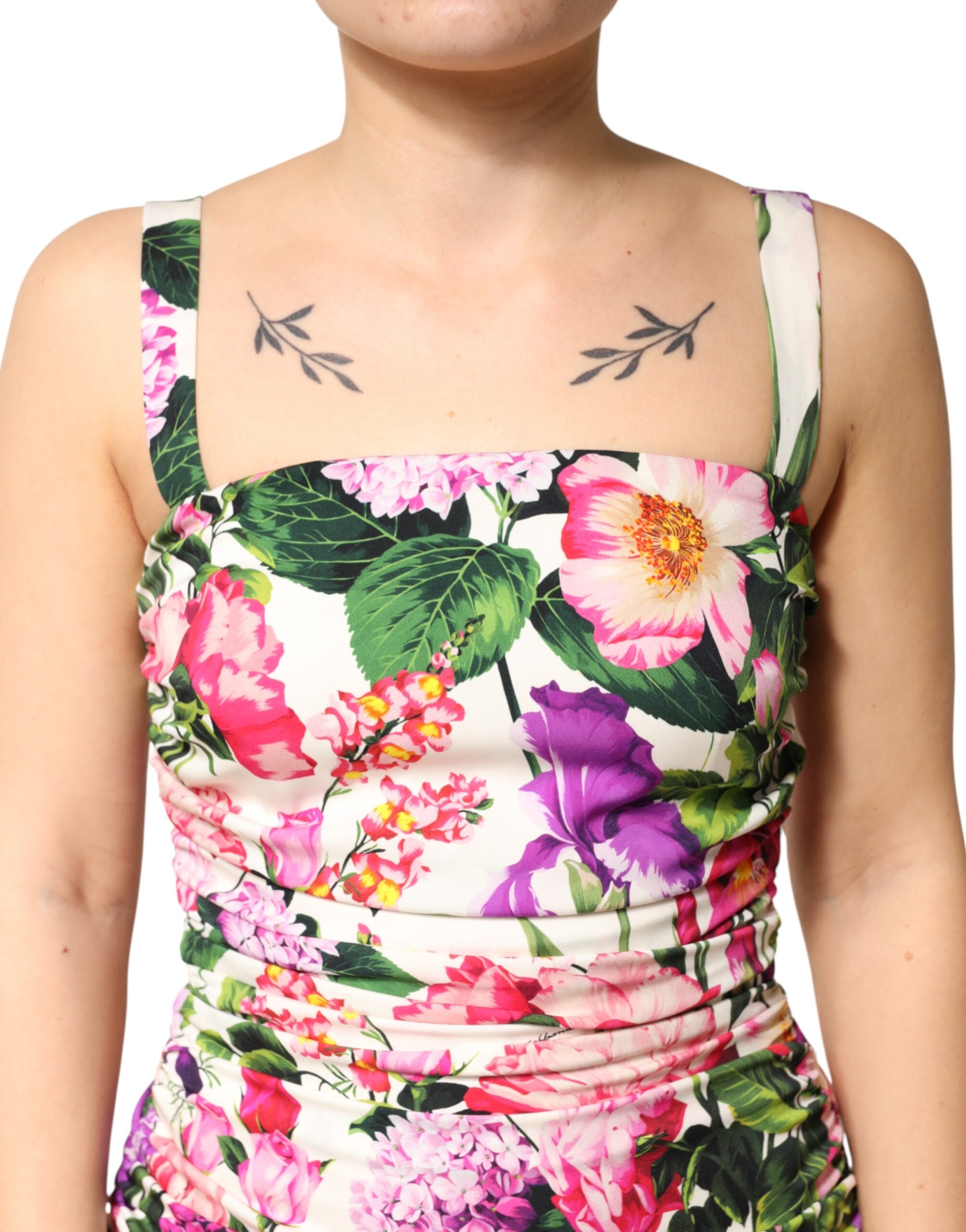 Robe courte en soie à fleurs multicolores et ruchés de Dolce & Gabbana, style élégant et féminin.