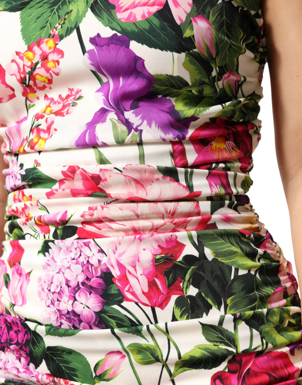 Robe courte en soie charmeuse à fleurs multicolores, plissée et ajustée, de la marque Dolce & Gabbana, vue de face.