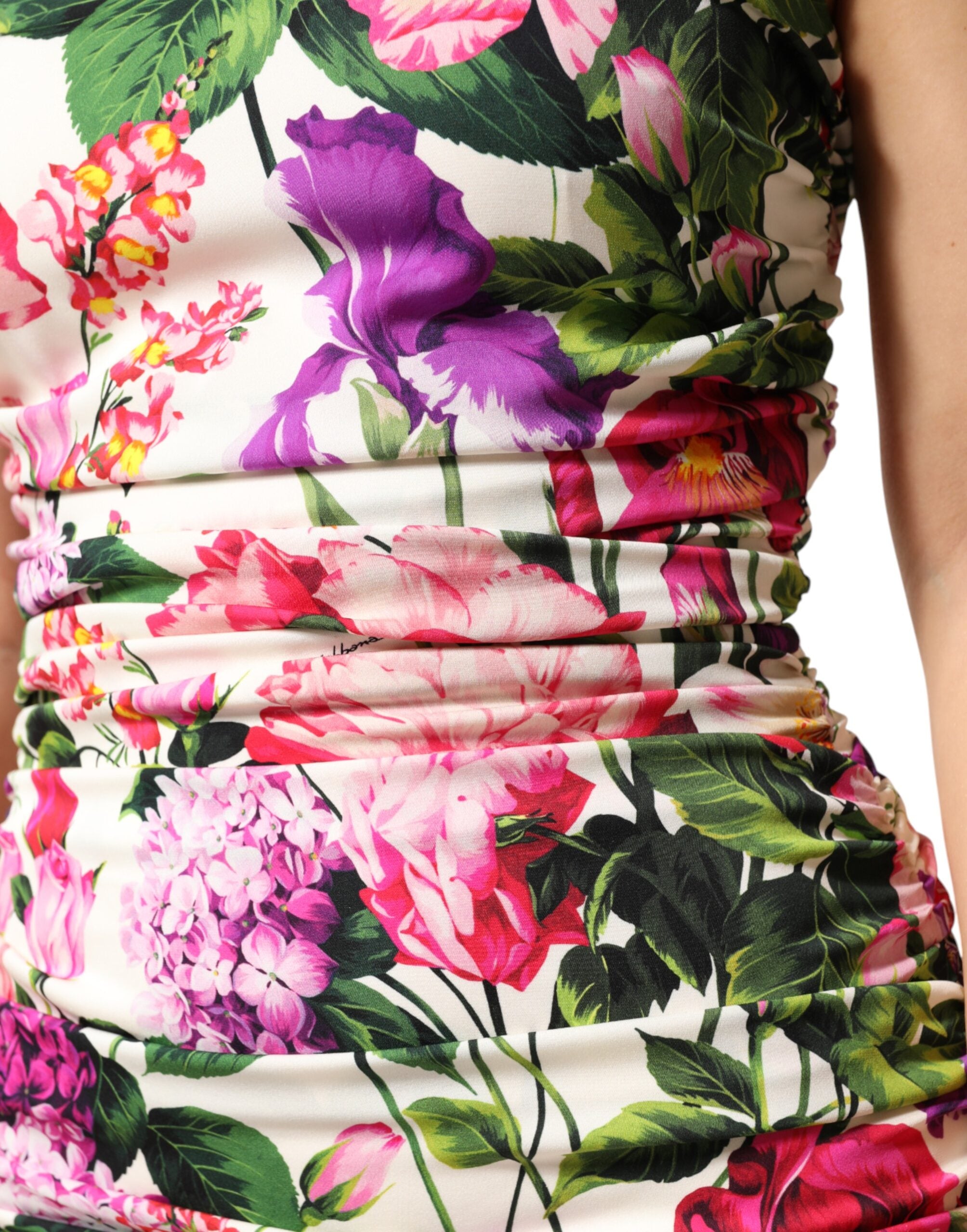 Robe courte en soie charmeuse à fleurs multicolores, plissée et ajustée, de la marque Dolce & Gabbana, vue de face.
