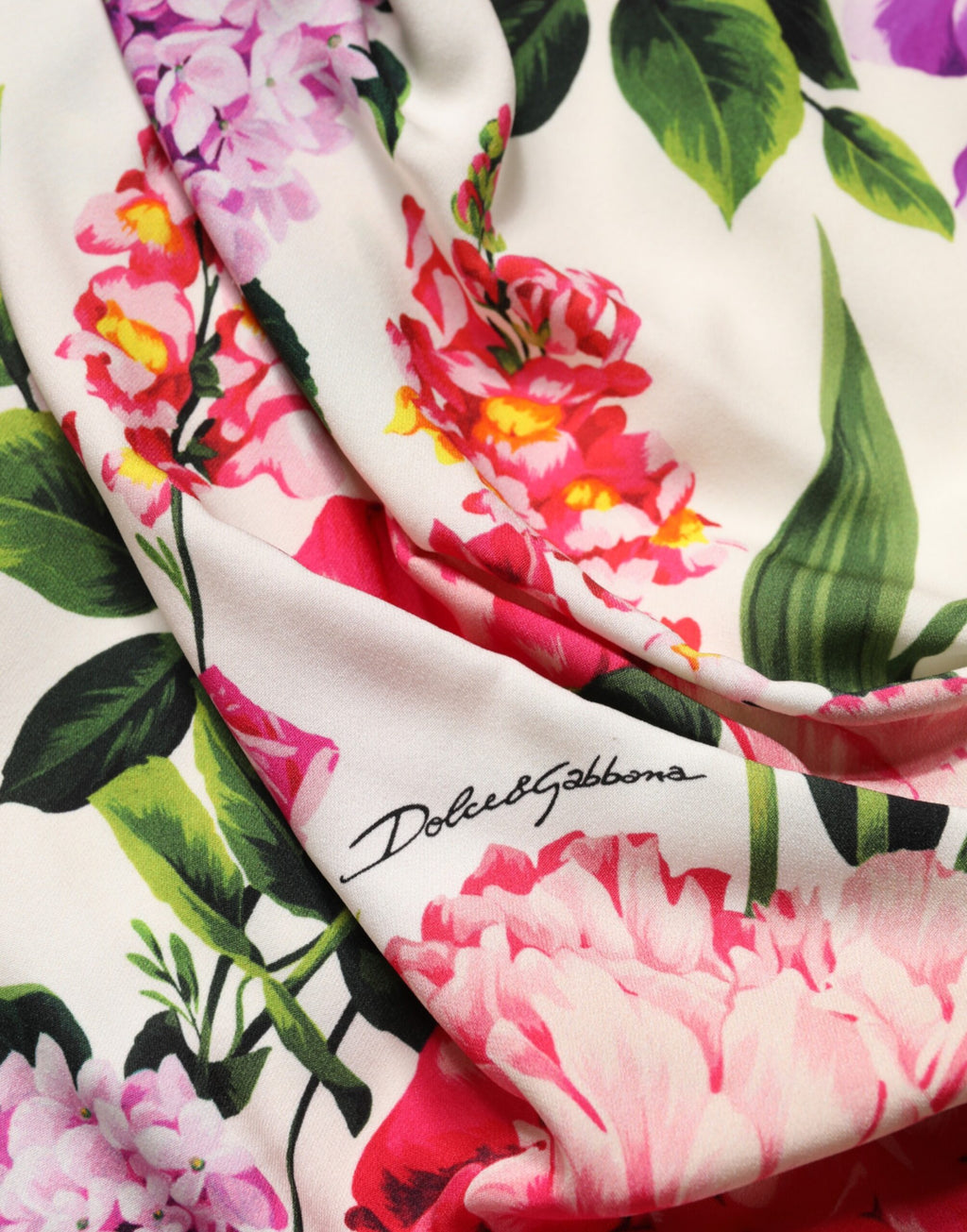 Robe courte en soie charmeuse à fleurs multicolores, froncée, de la marque Dolce & Gabbana, élégante et féminine.
