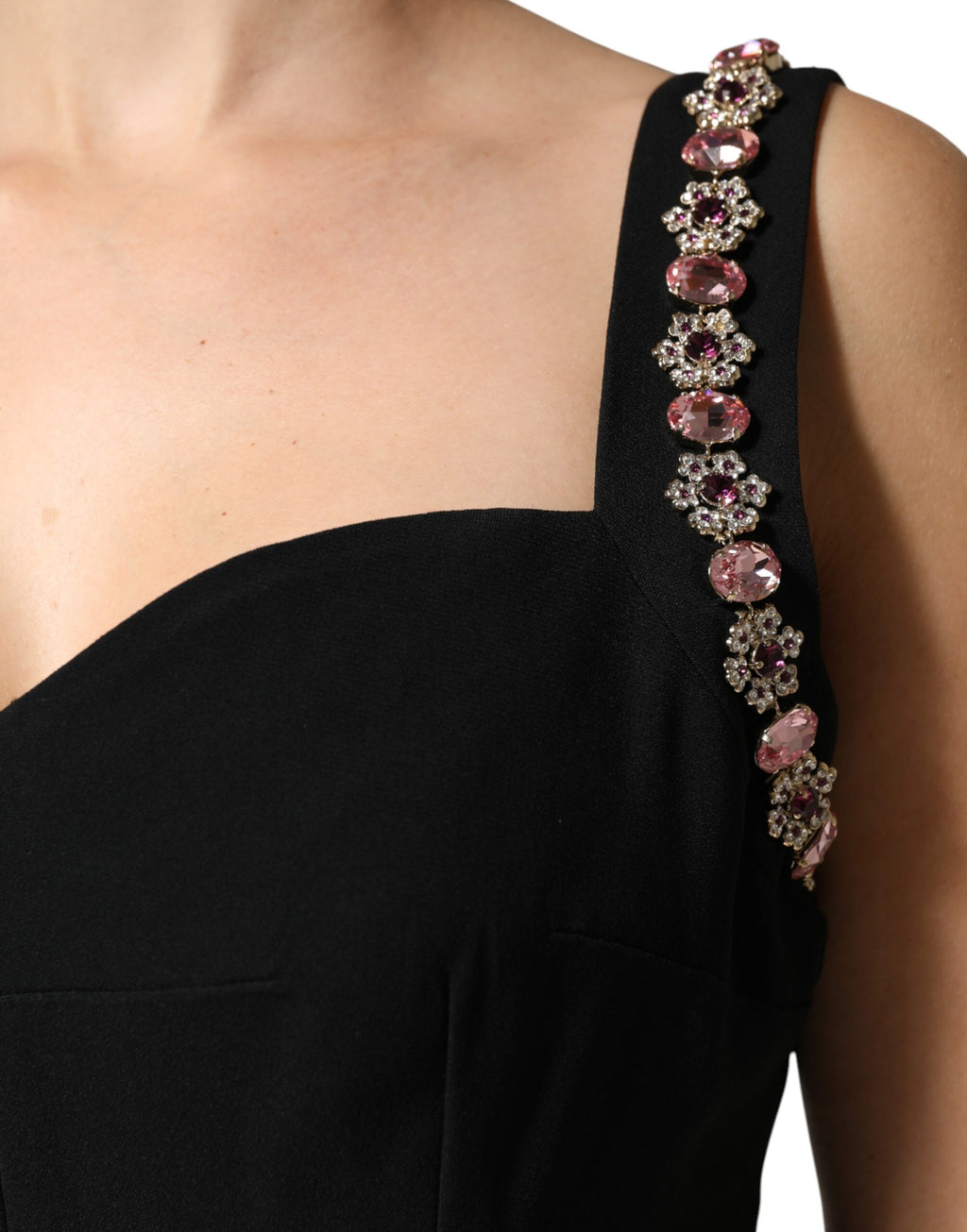 Robe longue noire Dolce & Gabbana à corps moulant, ornée de détails embellis et élégants.