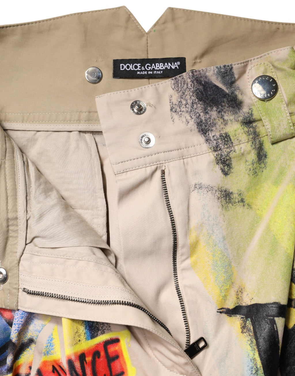Shorts Bermuda Dolce & Gabbana graffiti multicolores à taille haute, mode urbaine, style tendance et coloré.