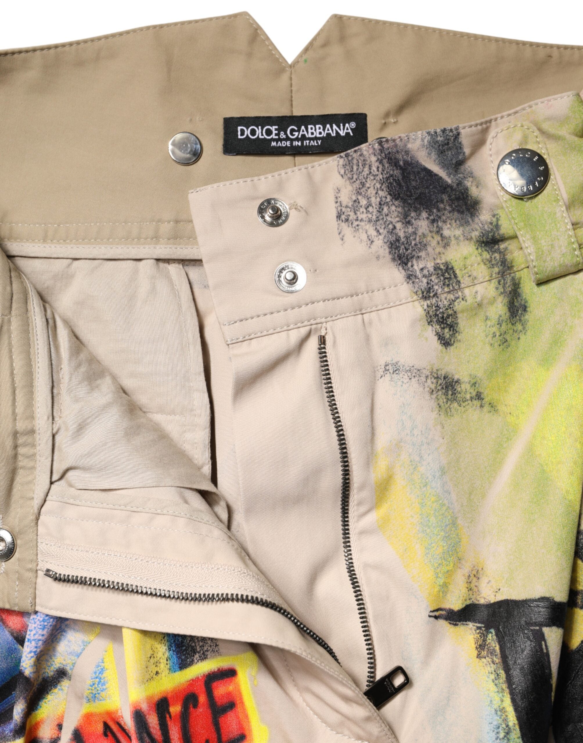 Shorts Bermuda Dolce & Gabbana graffiti multicolores à taille haute, mode urbaine, style tendance et coloré.