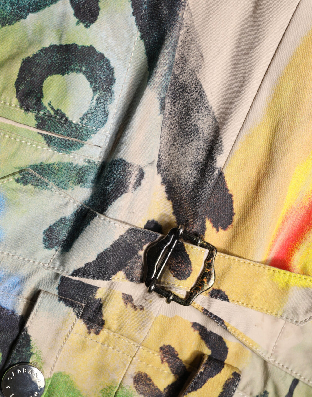 Shorts Bermuda Dolce & Gabbana à graffiti multicolore, taille haute, style tendance et élégant.