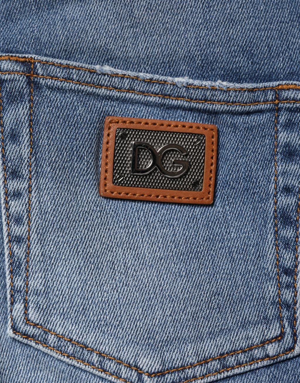 Pantalon skinny en denim bleu délavé en coton de Dolce & Gabbana, ajusté et tendance, visible en gros plan.