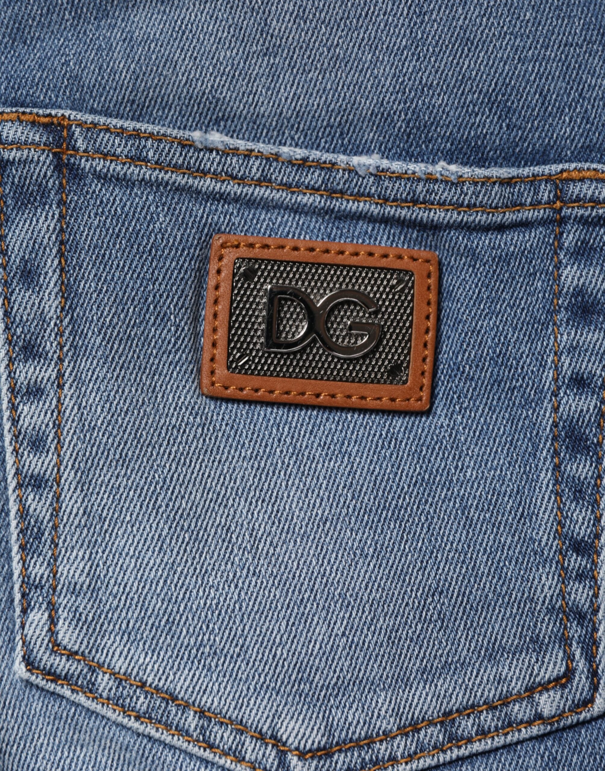 Pantalon skinny en denim bleu délavé en coton de Dolce & Gabbana, ajusté et tendance, visible en gros plan.