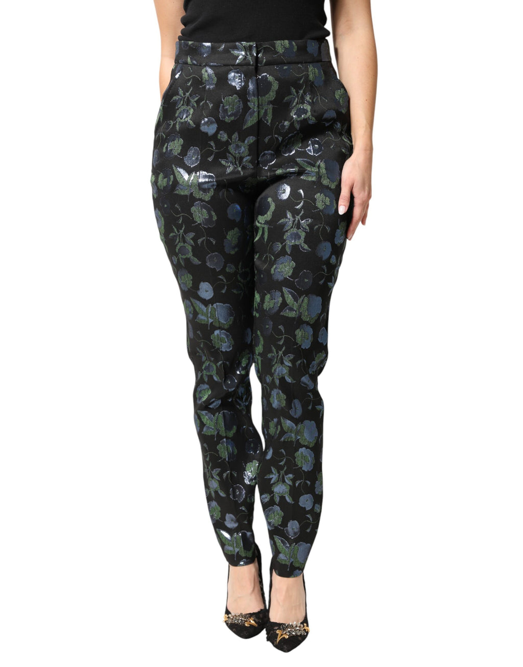 Pantalon slim floral bleu et vert métallisé de Dolce & Gabbana, coupe élégante, matière brillante, détails floraux visibles.