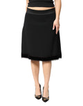 Jupe noire mi-haute taille à ligne A et longueur genou de Dolce & Gabbana, vue de face sur mannequin.