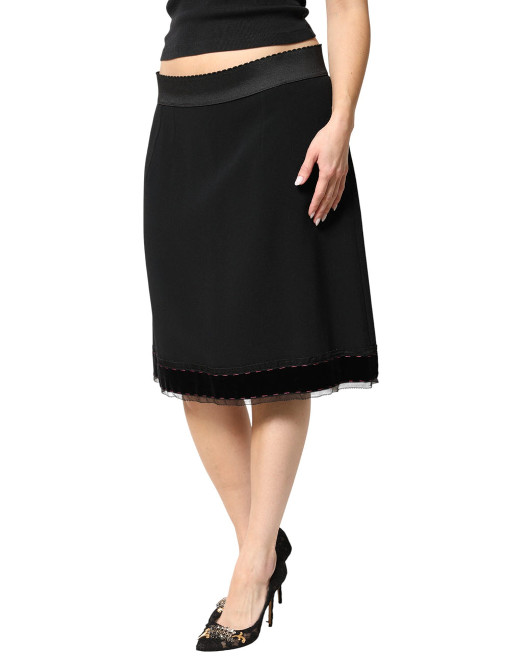 Jupe noire Dolce & Gabbana taille moyenne, coupe évasée en ligne A, longueur au genou, en tissu élégant.