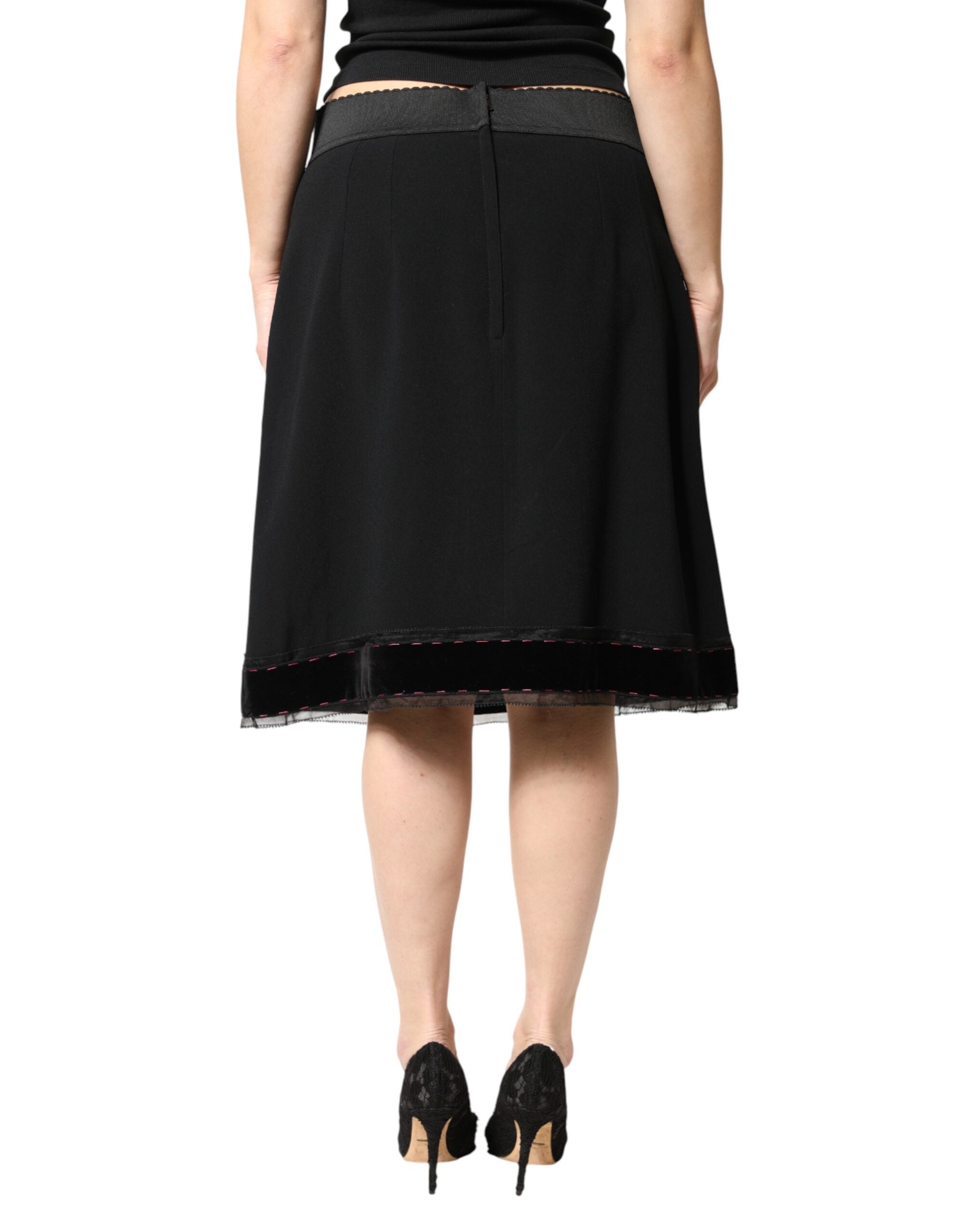 Jupe noire à taille moyenne Dolce & Gabbana, coupe évasée en ligne A, longueur genou, tissu fluide.
