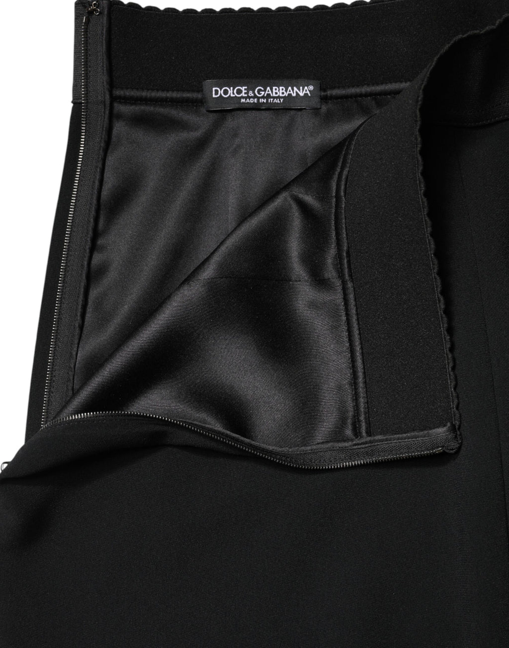 Jupe mi-longue noire Dolce & Gabbana à taille moyenne, coupe évasée en ligne A, longueur au genou, tissu élégant.