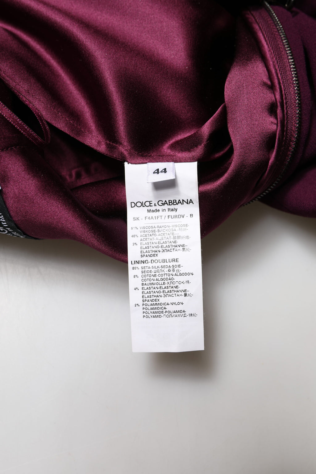 jupe midi coupe pencil en bordeaux Dolce & Gabbana, taille moyenne, tissu élégant, vue de face sur la jupe.