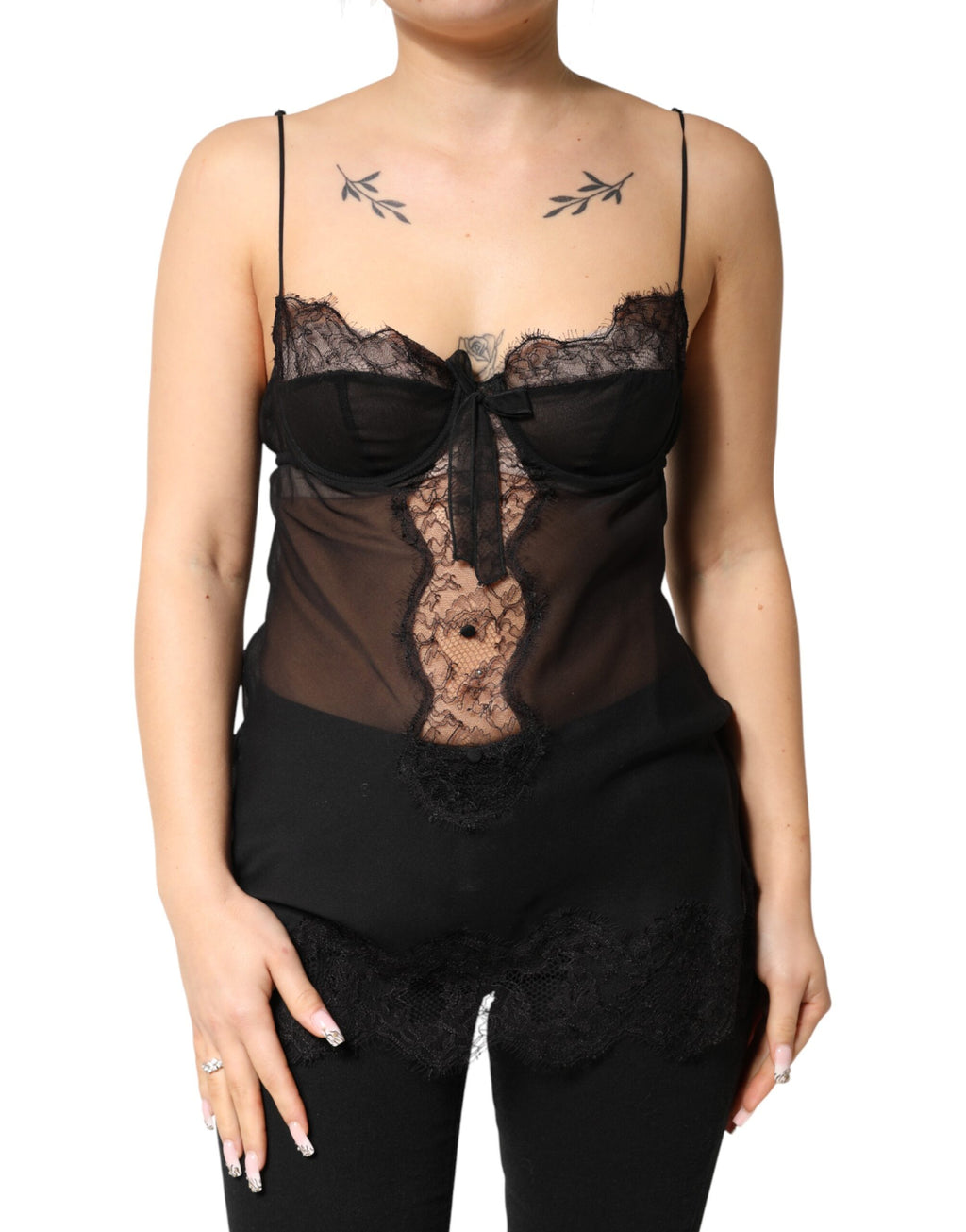 Chemise en soie noire Dolce & Gabbana avec dentelle florale, lingerie élégante et raffinée, vue de face.