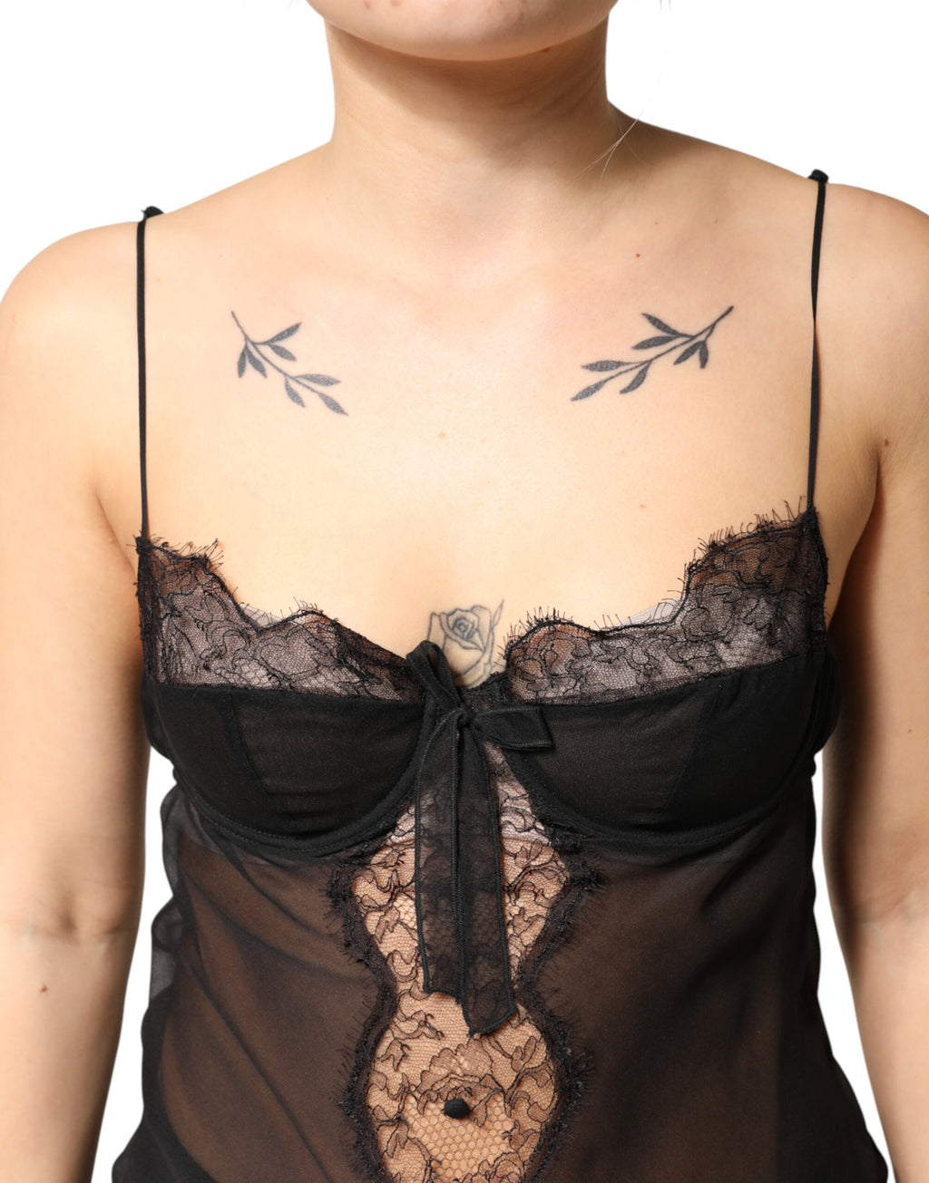 Chemise de lingerie en soie noire Dolce & Gabbana avec dentelle florale, élégante et raffinée, vue de face.