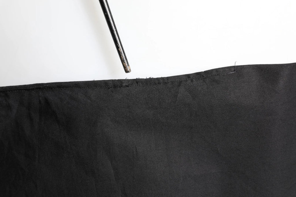 Chemise formelle homme Dolce & Gabbana noire avec détails dorés en coton, élégante et sophistiquée.